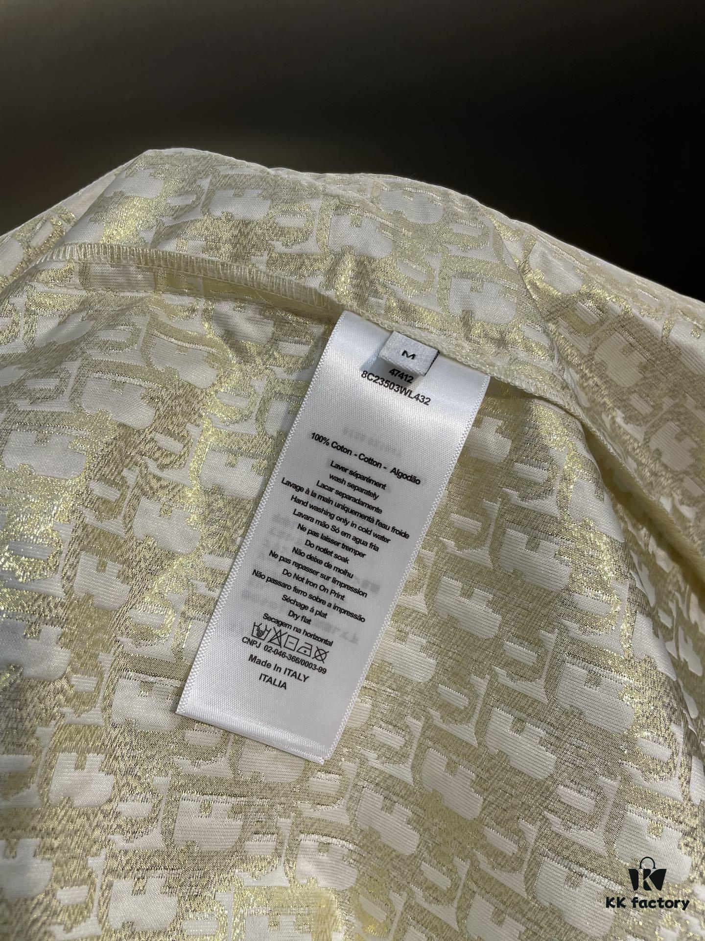 Dio* 25SS Early Spring New Arrival Vintage Monogram Hooded Jacket   Original Development! High-End Production! This hooded jacket features golden Oblique jacquard, revisiting the iconic pattern launched by D*or in 1967. Custom gold taffeta technical jacquard fabric by YB. Embellished with a bee embroidery on the right pocket, adding exquisite detail. Extremely intricate craftsmanship; most importantly, it requires pattern-matching design, making production costs double that of regular jackets. Exceptional texture and quality.