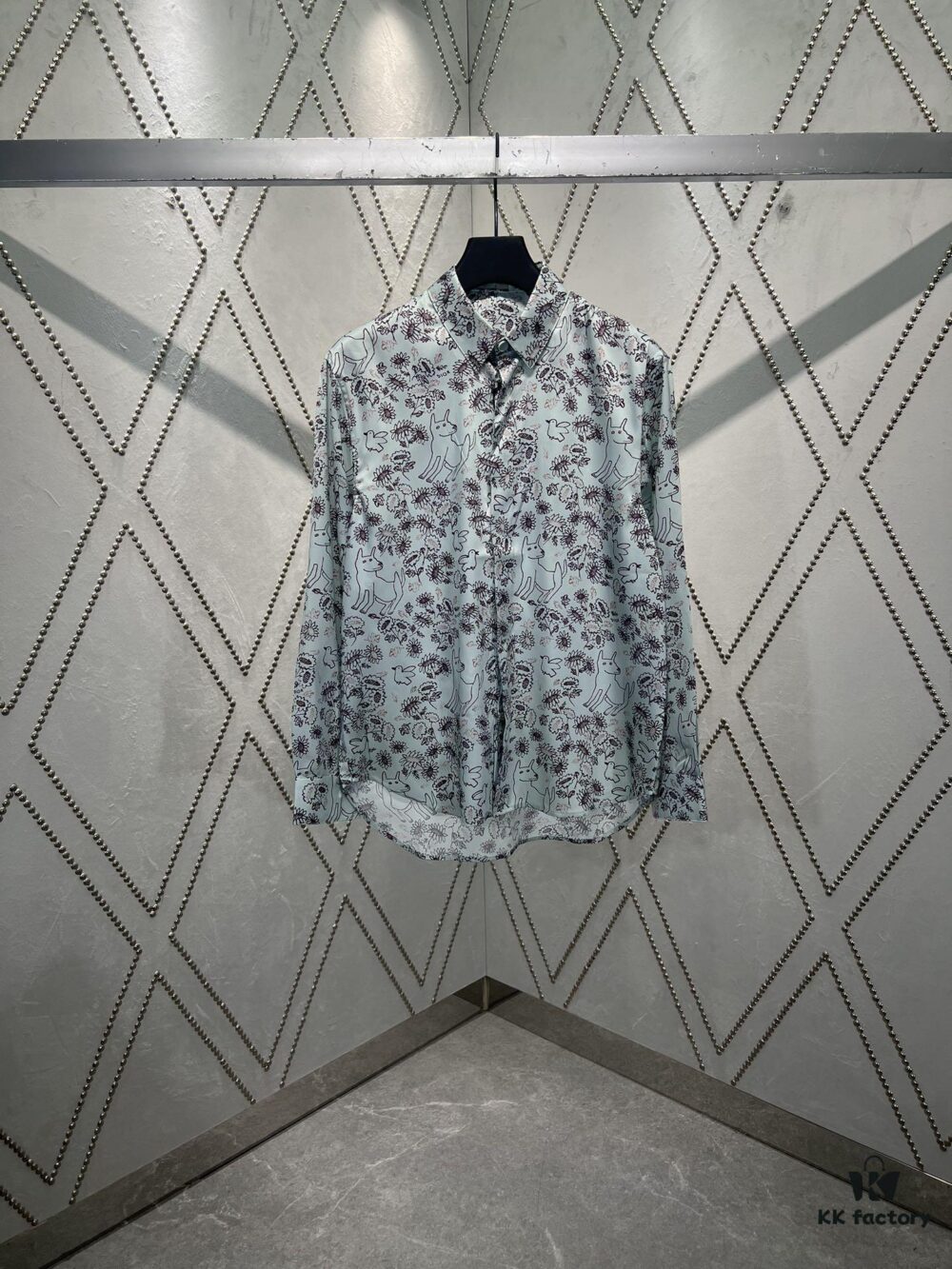 Dior 25ss New Arrival Shirt from the DIOR AND HYLTON NEL Collaboration Collection, Interpreting the Artist's Artistic Vision. Crafted from Green Mulberry Silk Twill with Classic Tailoring and Concealed Button Closure, Stylish Design Perfectly Matches Other Pieces from This Limited Series