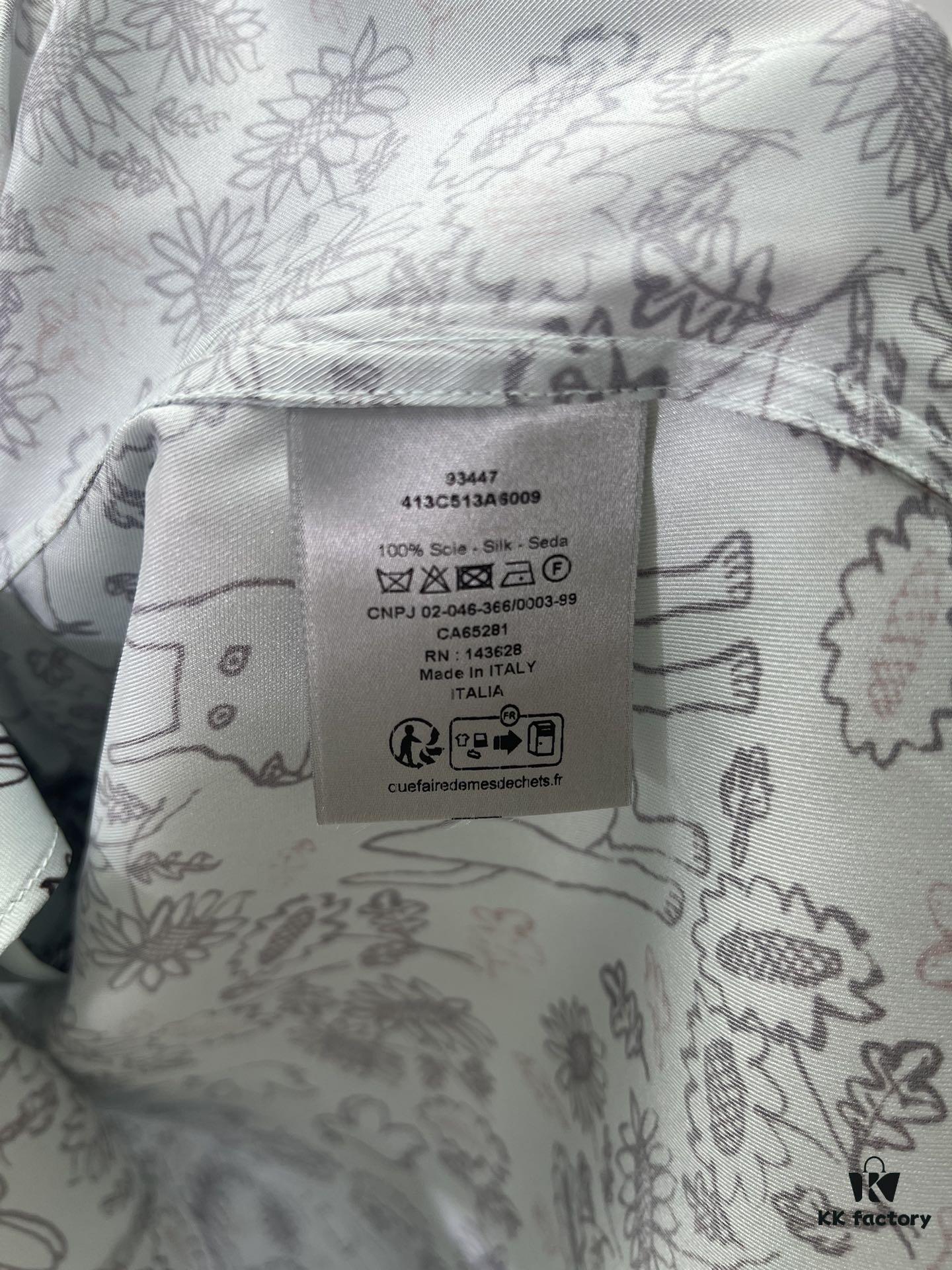 Dior 25ss New Arrival Shirt from the DIOR AND HYLTON NEL Collaboration Collection, Interpreting the Artist's Artistic Vision. Crafted from Green Mulberry Silk Twill with Classic Tailoring and Concealed Button Closure, Stylish Design Perfectly Matches Other Pieces from This Limited Series