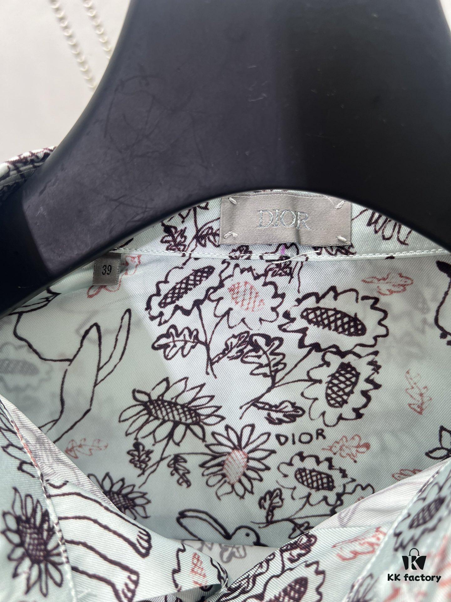 Dior 25ss New Arrival Shirt from the DIOR AND HYLTON NEL Collaboration Collection, Interpreting the Artist's Artistic Vision. Crafted from Green Mulberry Silk Twill with Classic Tailoring and Concealed Button Closure, Stylish Design Perfectly Matches Other Pieces from This Limited Series