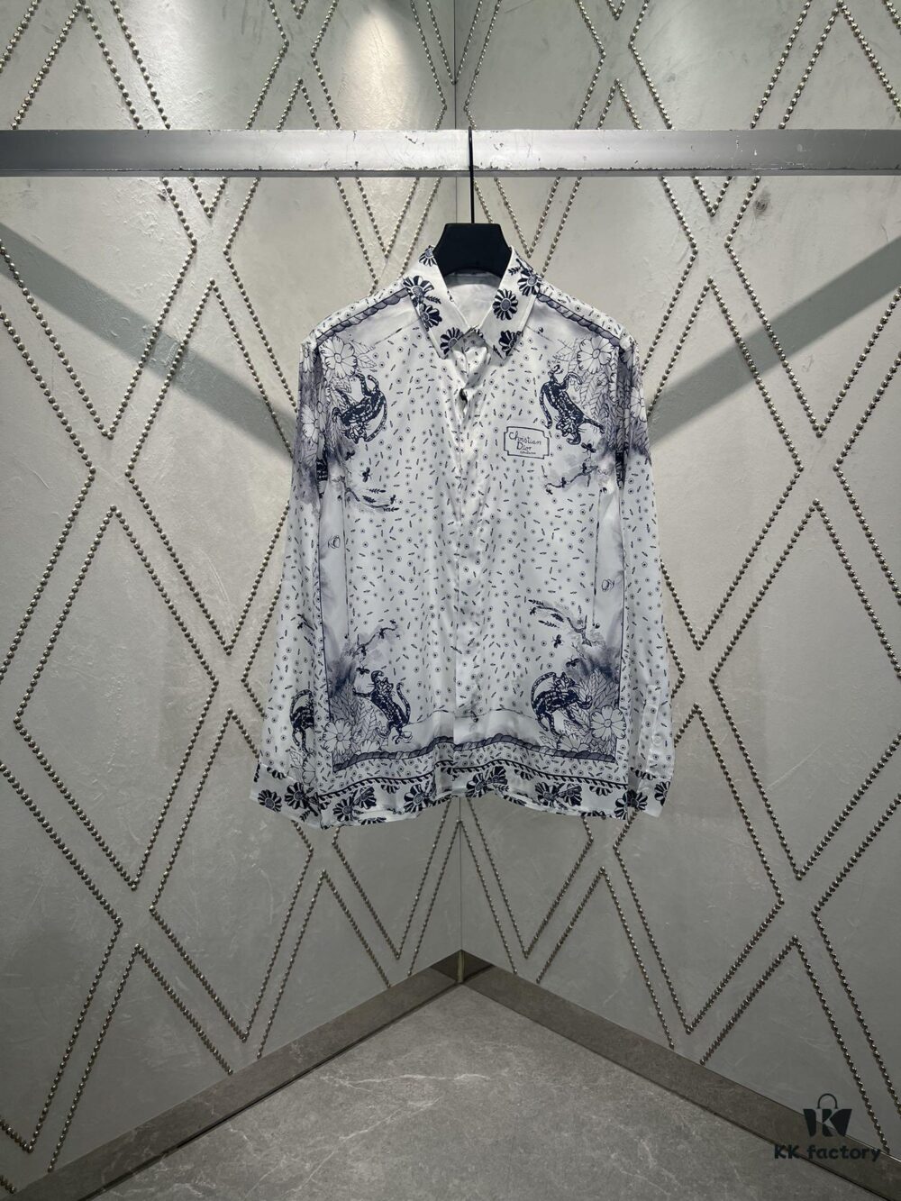 Dior 25SS New Arrival Shirt from the DIOR AND HYLTON NEL Collaboration Collection, Interpreting the Artist's Artistic Vision. Crafted from White Mulberry Silk Twill, Featuring an Oversized Silhouette and Concealed Button Closure. Stylish Design Perfectly Matches Other Pieces from This Limited Series