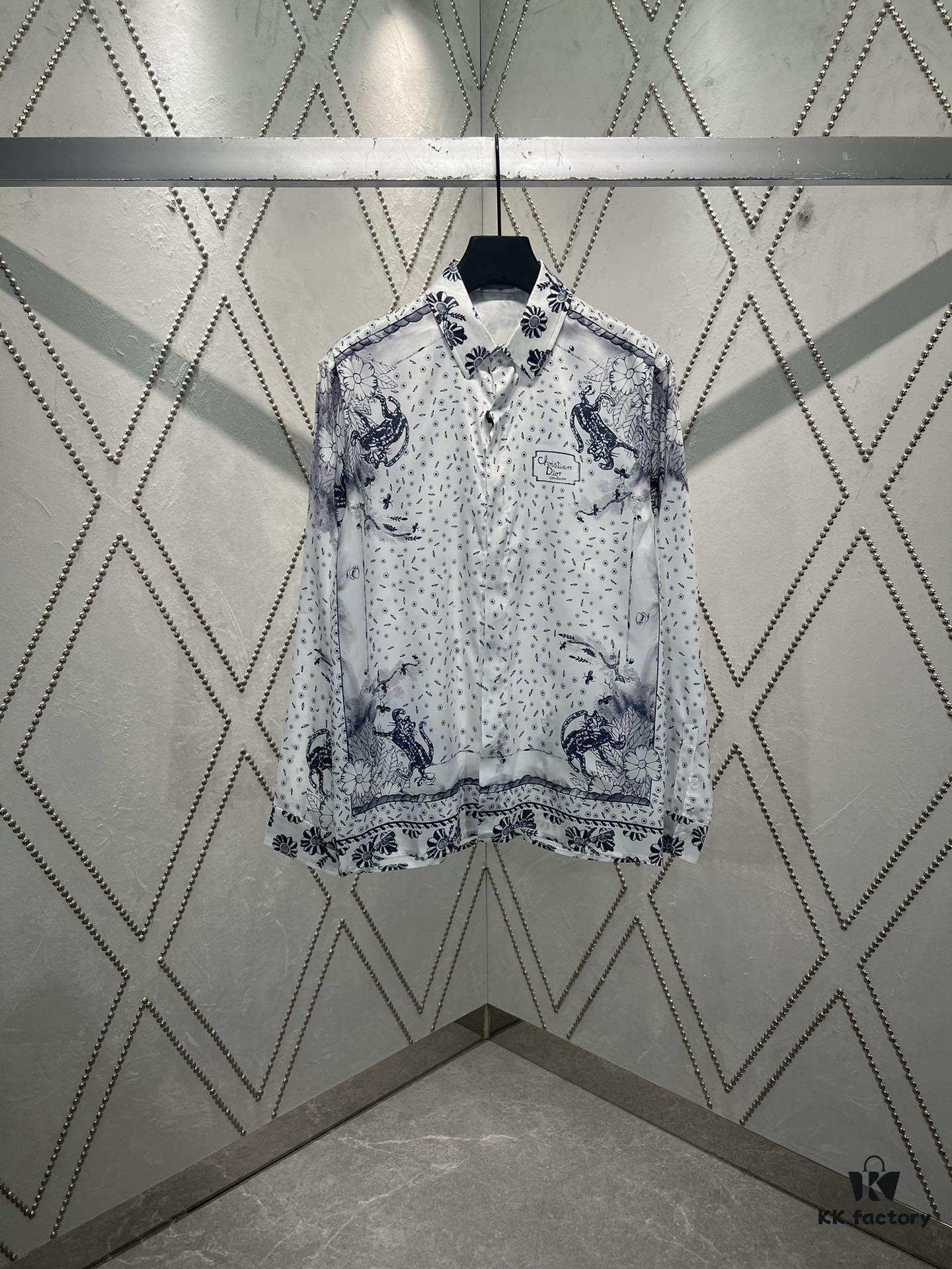 Dior 25SS New Arrival Shirt from the DIOR AND HYLTON NEL Collaboration Collection, Interpreting the Artist's Artistic Vision. Crafted from White Mulberry Silk Twill, Featuring an Oversized Silhouette and Concealed Button Closure. Stylish Design Perfectly Matches Other Pieces from This Limited Series