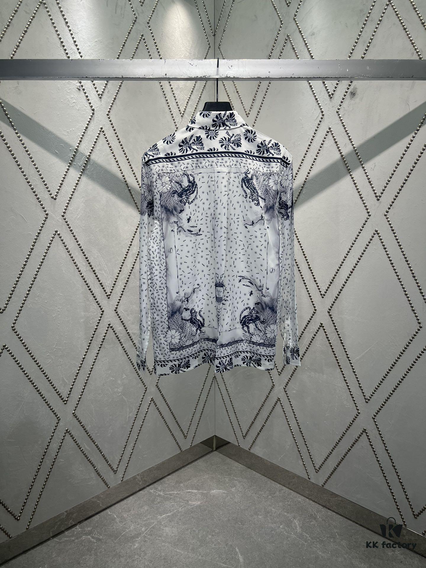 Dior 25SS New Arrival Shirt from the DIOR AND HYLTON NEL Collaboration Collection, Interpreting the Artist's Artistic Vision. Crafted from White Mulberry Silk Twill, Featuring an Oversized Silhouette and Concealed Button Closure. Stylish Design Perfectly Matches Other Pieces from This Limited Series