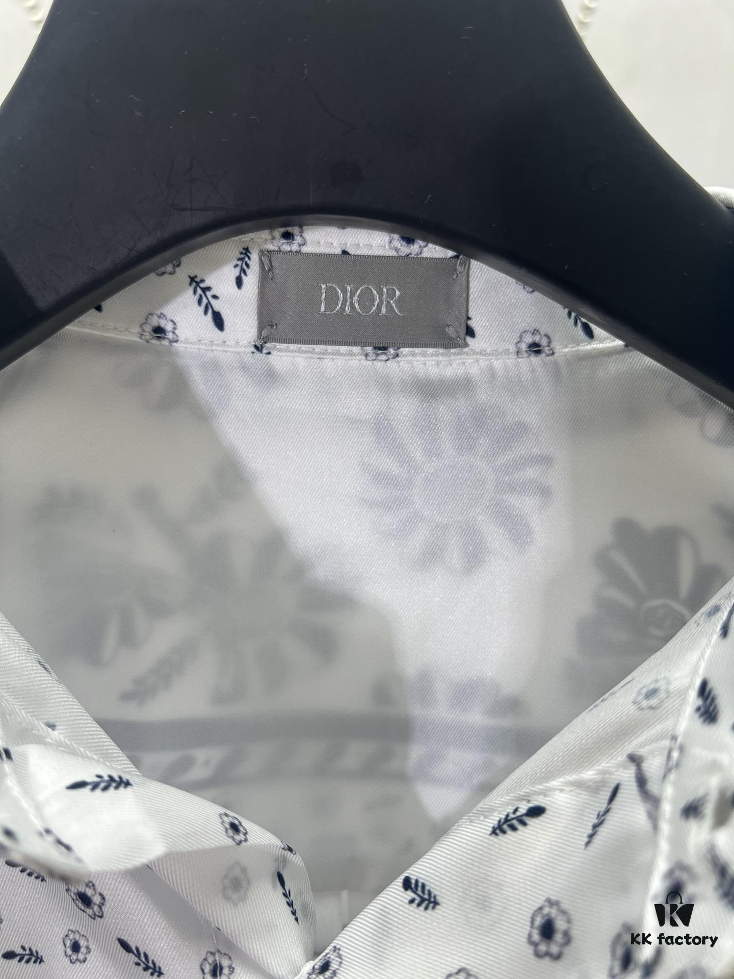 Dior 25SS New Arrival Shirt from the DIOR AND HYLTON NEL Collaboration Collection, Interpreting the Artist's Artistic Vision. Crafted from White Mulberry Silk Twill, Featuring an Oversized Silhouette and Concealed Button Closure. Stylish Design Perfectly Matches Other Pieces from This Limited Series