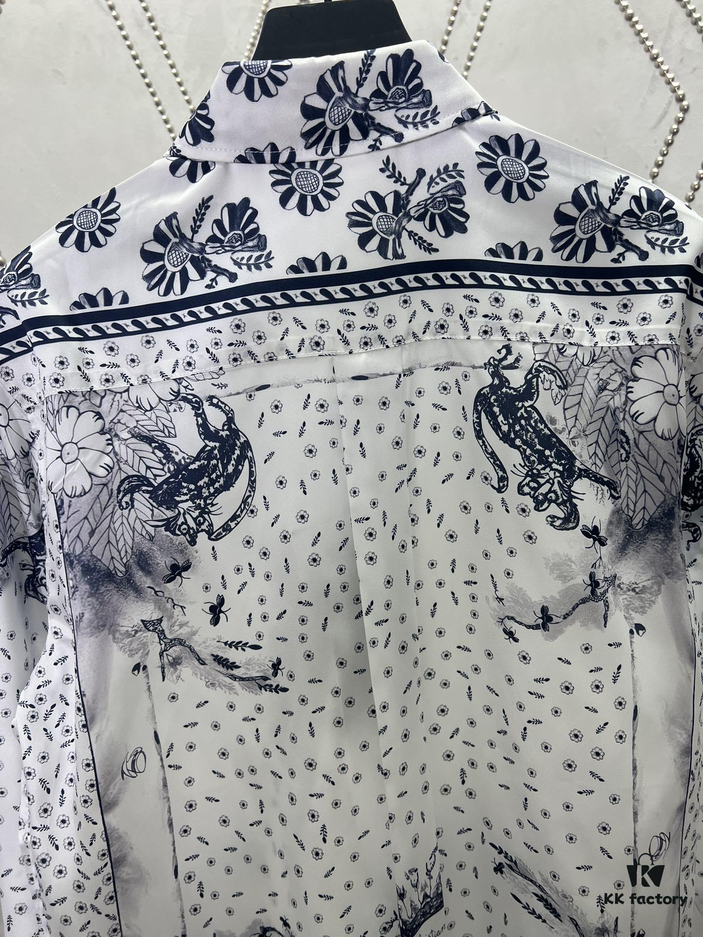 Dior 25SS New Arrival Shirt from the DIOR AND HYLTON NEL Collaboration Collection, Interpreting the Artist's Artistic Vision. Crafted from White Mulberry Silk Twill, Featuring an Oversized Silhouette and Concealed Button Closure. Stylish Design Perfectly Matches Other Pieces from This Limited Series