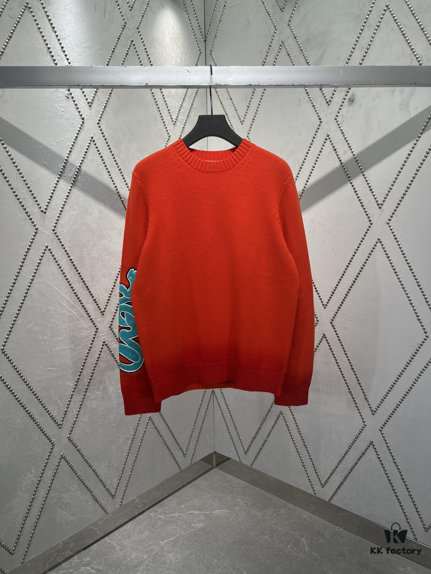 DIOR 25SS New Arrival Knitwear from the DIOR AND KAWS Limited Collection. Crafted from red and burgundy wool knit fabric, one sleeve features the DIOR AND KAWS signature embroidery, reinterpreting the Dior logo with a vibrant serpentine motif. The hem and cuffs feature contrasting details, perfect for pairing with classic jeans or shorts to create a striking look.