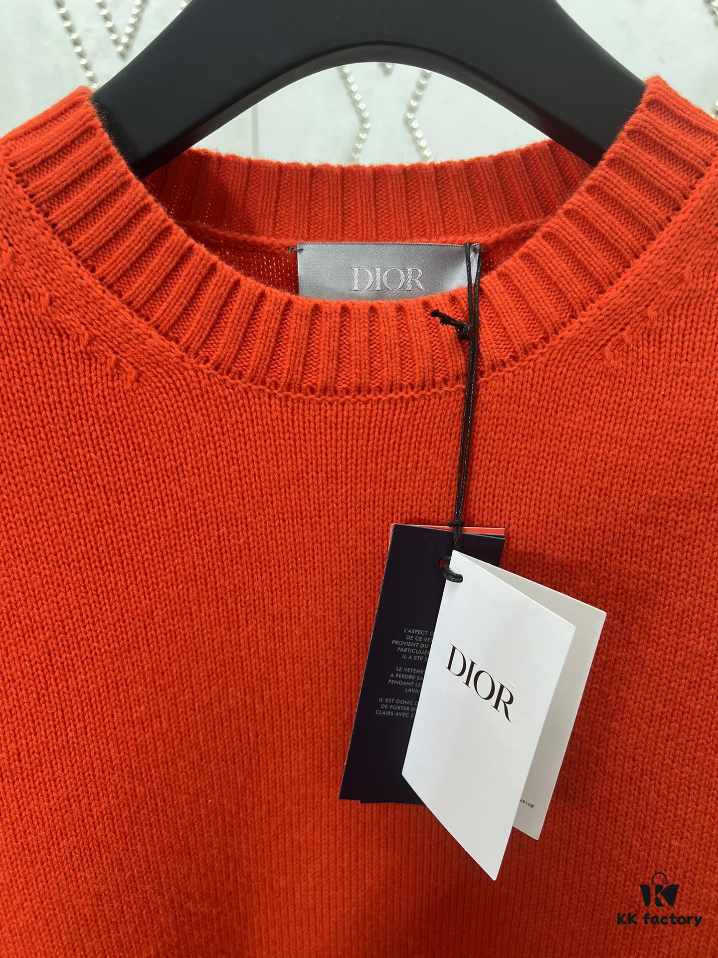 DIOR 25SS New Arrival Knitwear from the DIOR AND KAWS Limited Collection. Crafted from red and burgundy wool knit fabric, one sleeve features the DIOR AND KAWS signature embroidery, reinterpreting the Dior logo with a vibrant serpentine motif. The hem and cuffs feature contrasting details, perfect for pairing with classic jeans or shorts to create a striking look.