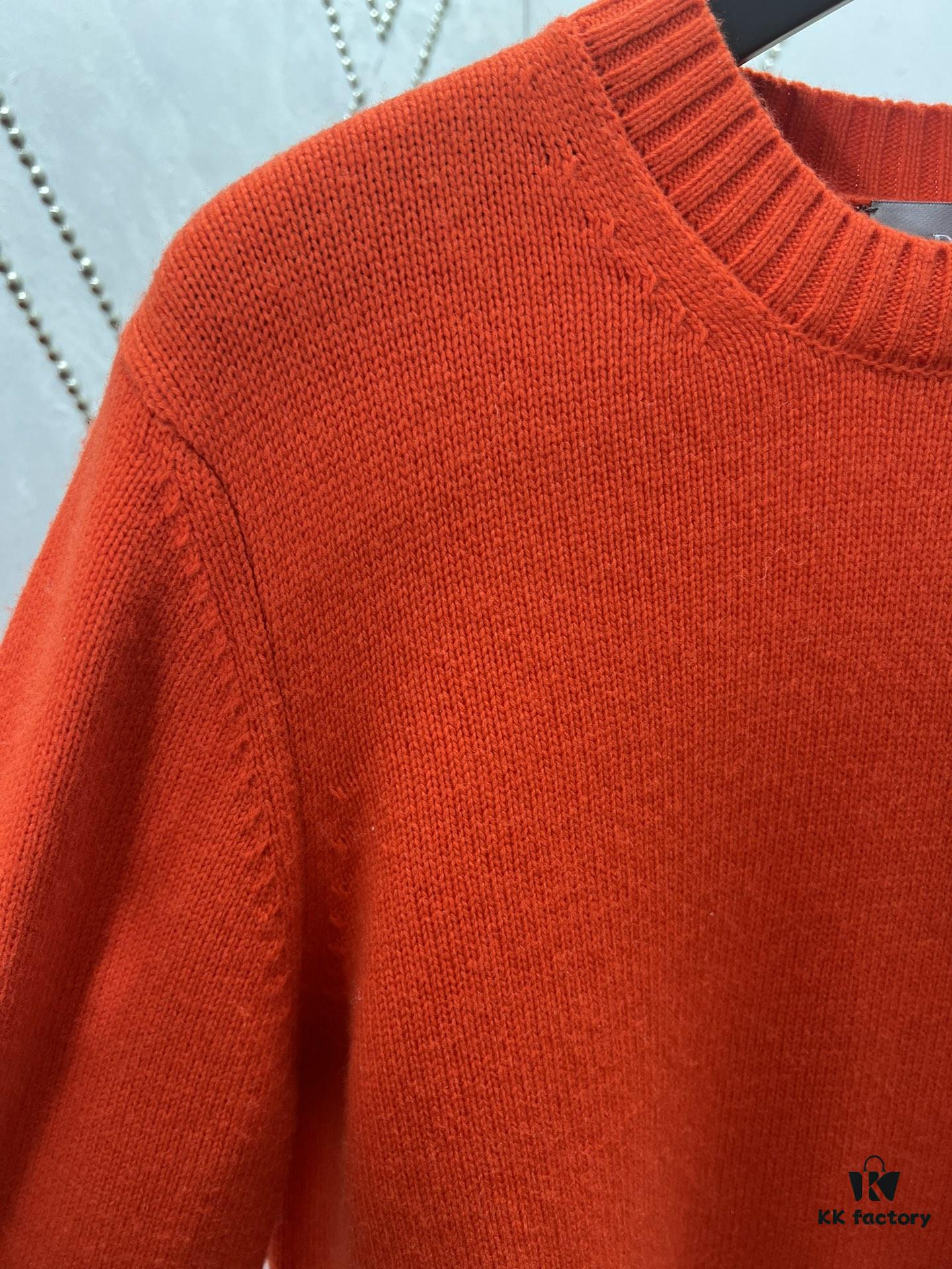 DIOR 25SS New Arrival Knitwear from the DIOR AND KAWS Limited Collection. Crafted from red and burgundy wool knit fabric, one sleeve features the DIOR AND KAWS signature embroidery, reinterpreting the Dior logo with a vibrant serpentine motif. The hem and cuffs feature contrasting details, perfect for pairing with classic jeans or shorts to create a striking look.