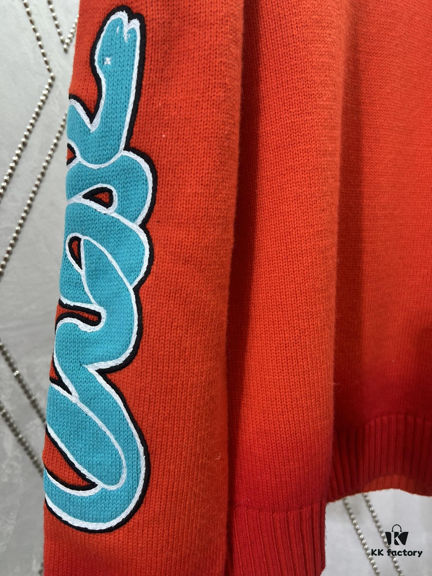 DIOR 25SS New Arrival Knitwear from the DIOR AND KAWS Limited Collection. Crafted from red and burgundy wool knit fabric, one sleeve features the DIOR AND KAWS signature embroidery, reinterpreting the Dior logo with a vibrant serpentine motif. The hem and cuffs feature contrasting details, perfect for pairing with classic jeans or shorts to create a striking look.