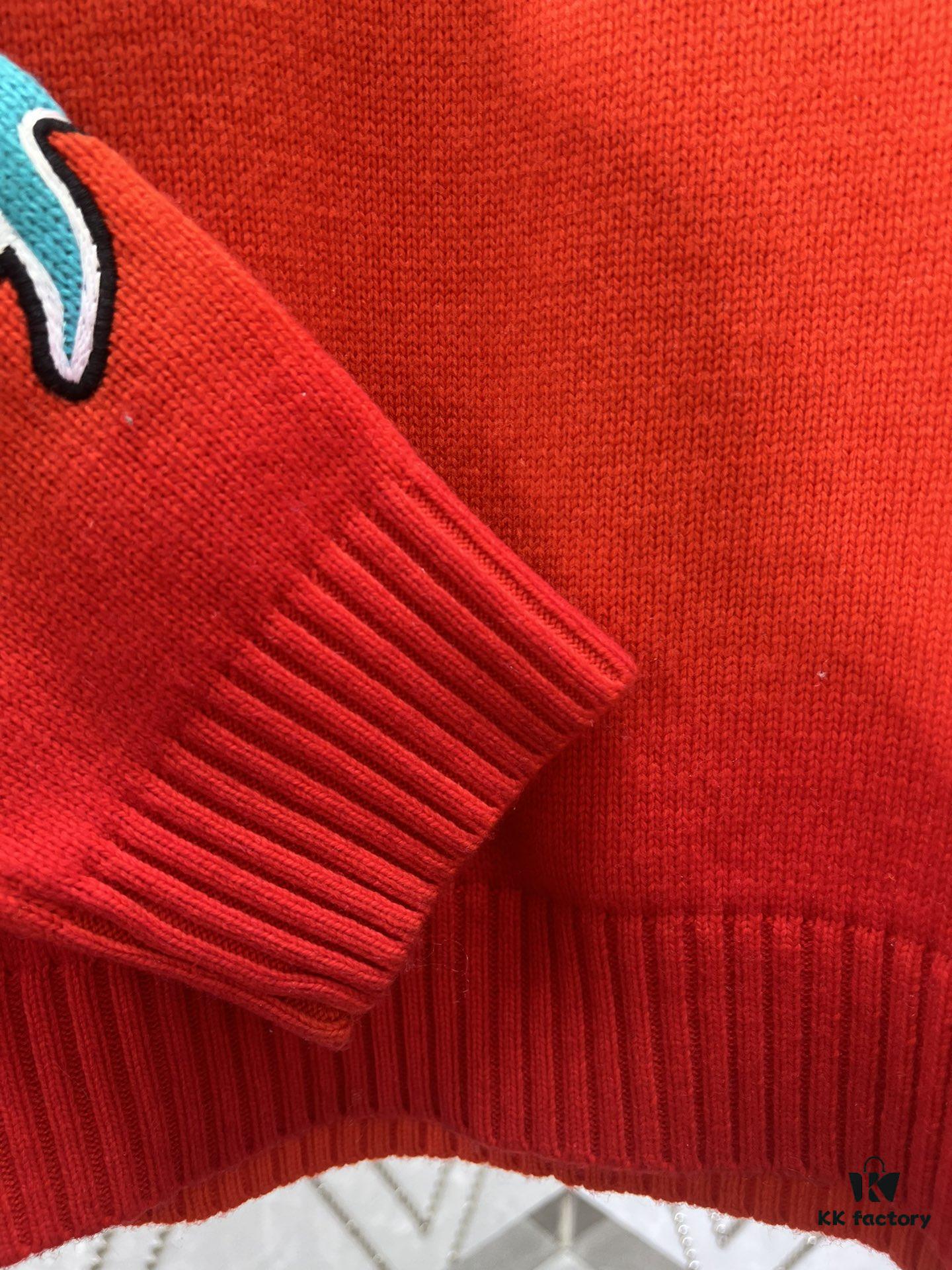 DIOR 25SS New Arrival Knitwear from the DIOR AND KAWS Limited Collection. Crafted from red and burgundy wool knit fabric, one sleeve features the DIOR AND KAWS signature embroidery, reinterpreting the Dior logo with a vibrant serpentine motif. The hem and cuffs feature contrasting details, perfect for pairing with classic jeans or shorts to create a striking look.