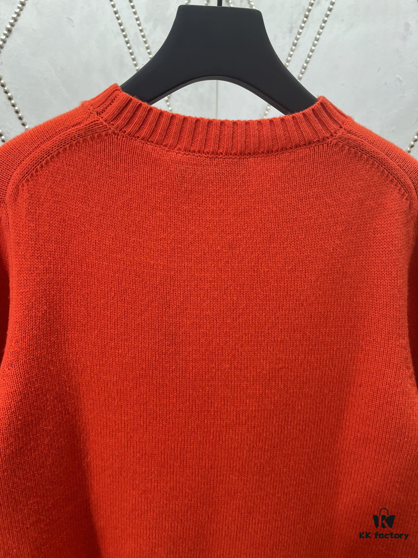 DIOR 25SS New Arrival Knitwear from the DIOR AND KAWS Limited Collection. Crafted from red and burgundy wool knit fabric, one sleeve features the DIOR AND KAWS signature embroidery, reinterpreting the Dior logo with a vibrant serpentine motif. The hem and cuffs feature contrasting details, perfect for pairing with classic jeans or shorts to create a striking look.