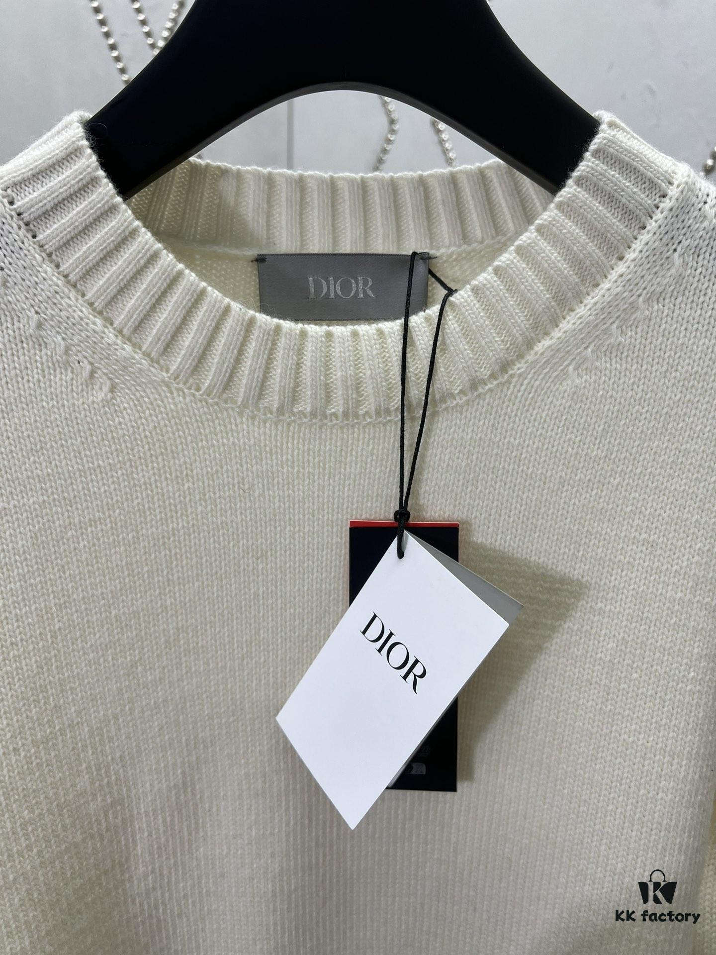 Dior 25SS New Arrival Knitwear from the DIOR AND KAWS Limited Edition Collection. Crafted from white and yellow wool knit fabric, one sleeve features the DIOR AND KAWS signature embroidery, reinterpreting the Dior logo with a colorful serpentine design. The hem and cuffs are finished with contrasting details, perfect for pairing with classic jeans or shorts to create a striking look.