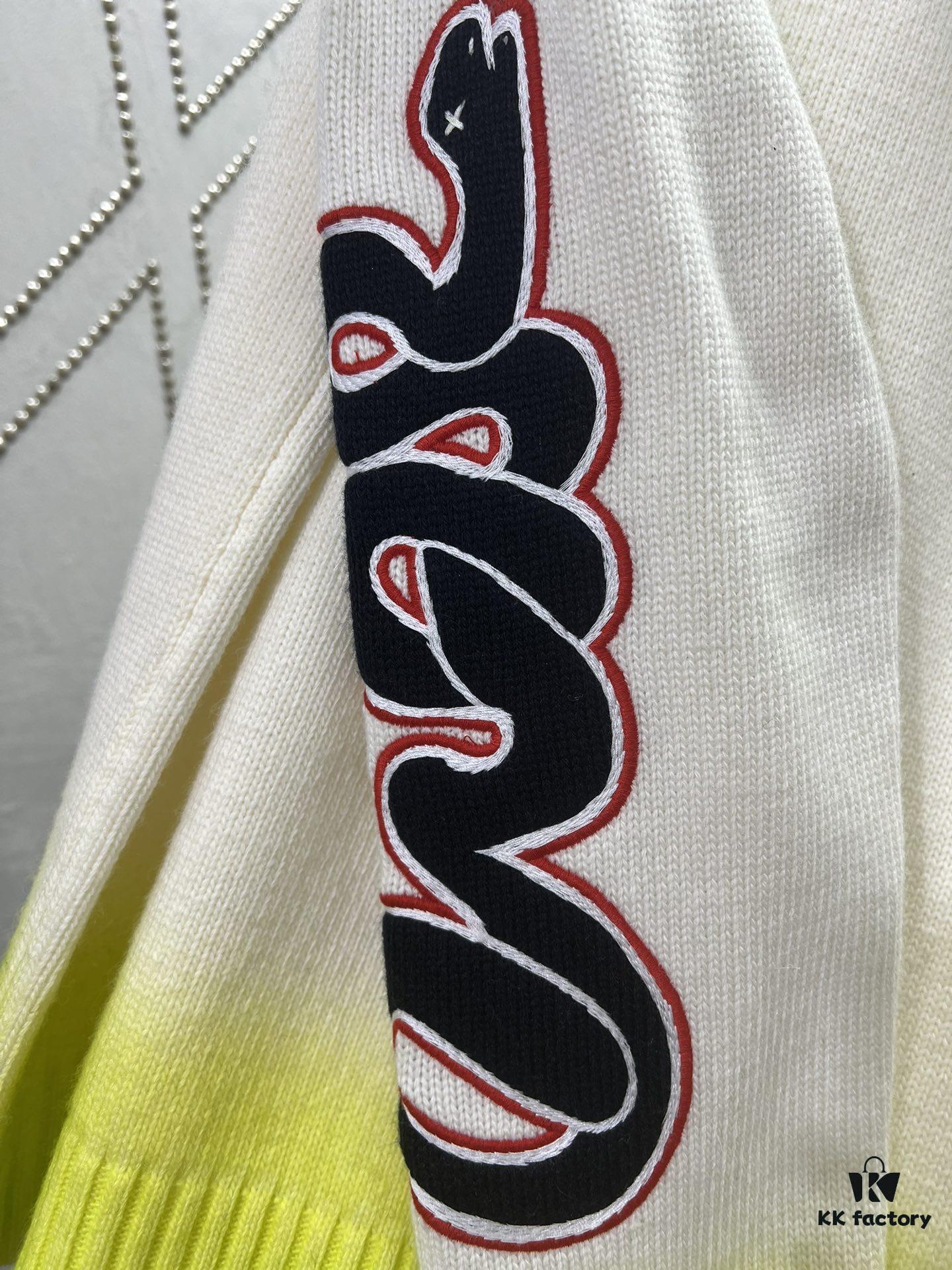 Dior 25SS New Arrival Knitwear from the DIOR AND KAWS Limited Edition Collection. Crafted from white and yellow wool knit fabric, one sleeve features the DIOR AND KAWS signature embroidery, reinterpreting the Dior logo with a colorful serpentine design. The hem and cuffs are finished with contrasting details, perfect for pairing with classic jeans or shorts to create a striking look.