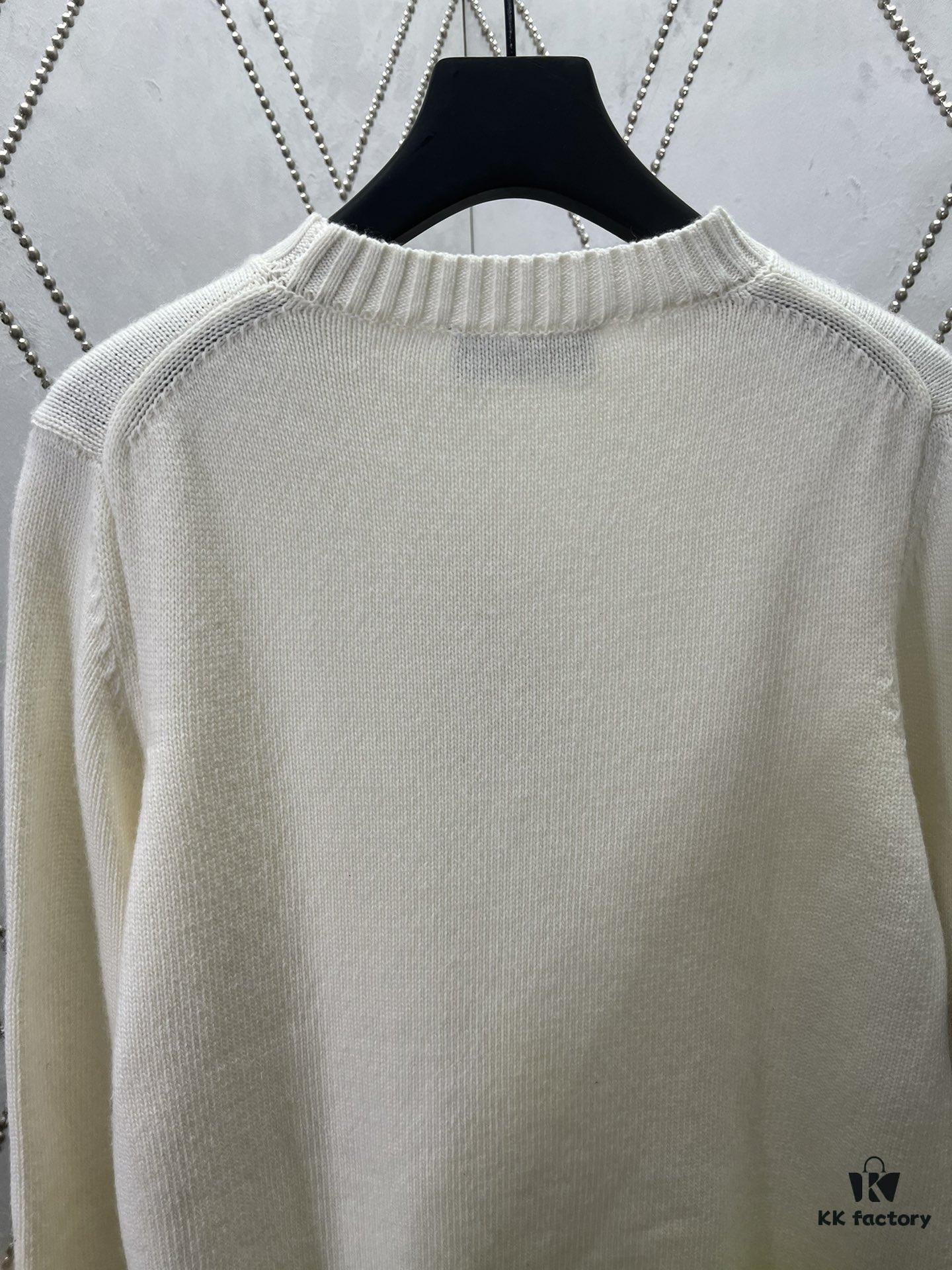 Dior 25SS New Arrival Knitwear from the DIOR AND KAWS Limited Edition Collection. Crafted from white and yellow wool knit fabric, one sleeve features the DIOR AND KAWS signature embroidery, reinterpreting the Dior logo with a colorful serpentine design. The hem and cuffs are finished with contrasting details, perfect for pairing with classic jeans or shorts to create a striking look.