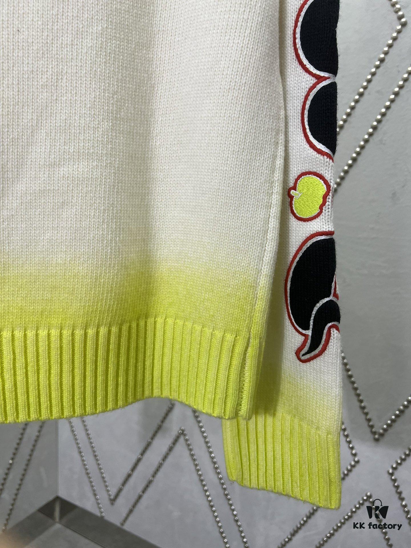 Dior 25SS New Arrival Knitwear from the DIOR AND KAWS Limited Edition Collection. Crafted from white and yellow wool knit fabric, one sleeve features the DIOR AND KAWS signature embroidery, reinterpreting the Dior logo with a colorful serpentine design. The hem and cuffs are finished with contrasting details, perfect for pairing with classic jeans or shorts to create a striking look.