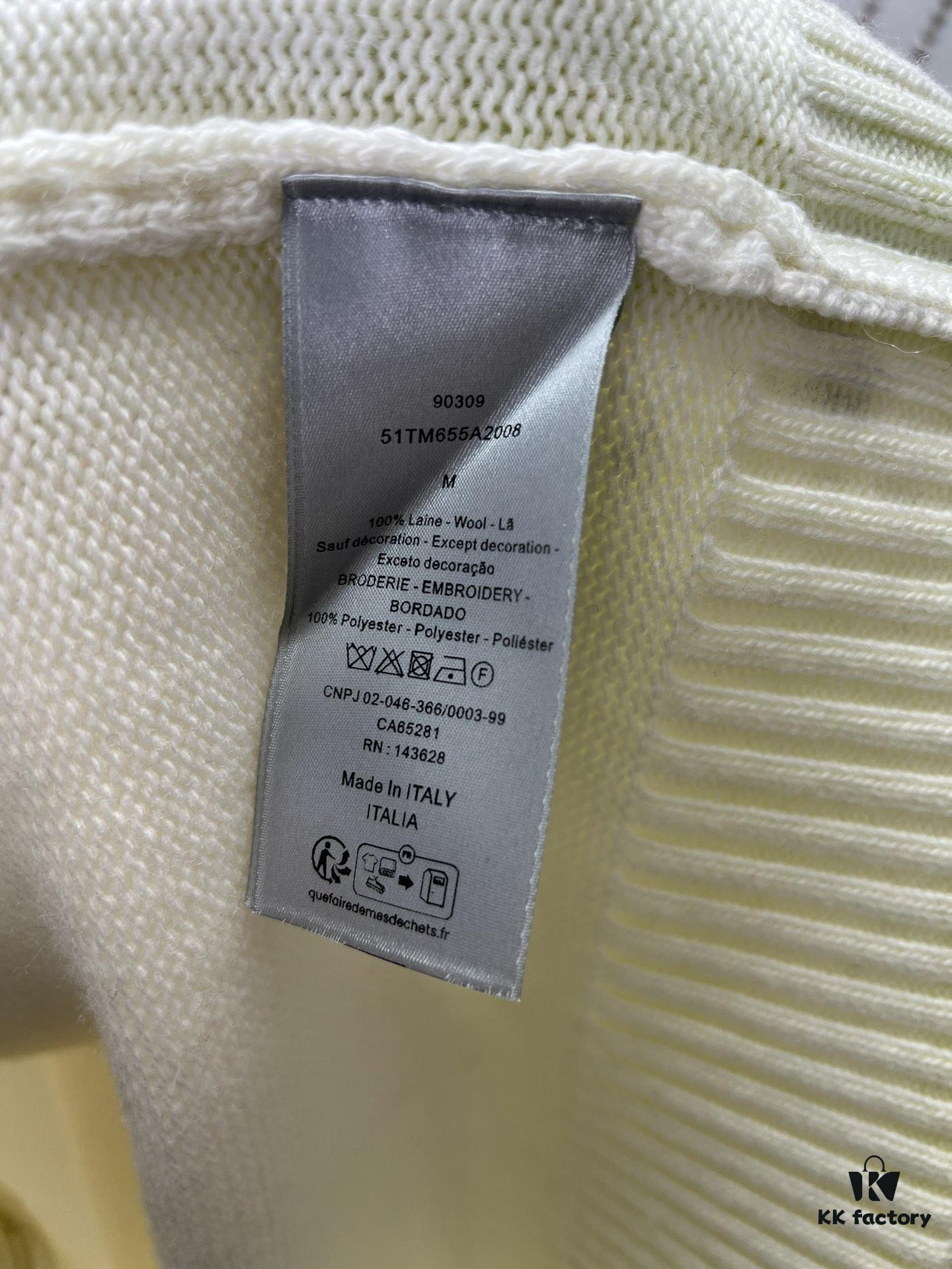 Dior 25SS New Arrival Knitwear from the DIOR AND KAWS Limited Edition Collection. Crafted from white and yellow wool knit fabric, one sleeve features the DIOR AND KAWS signature embroidery, reinterpreting the Dior logo with a colorful serpentine design. The hem and cuffs are finished with contrasting details, perfect for pairing with classic jeans or shorts to create a striking look.