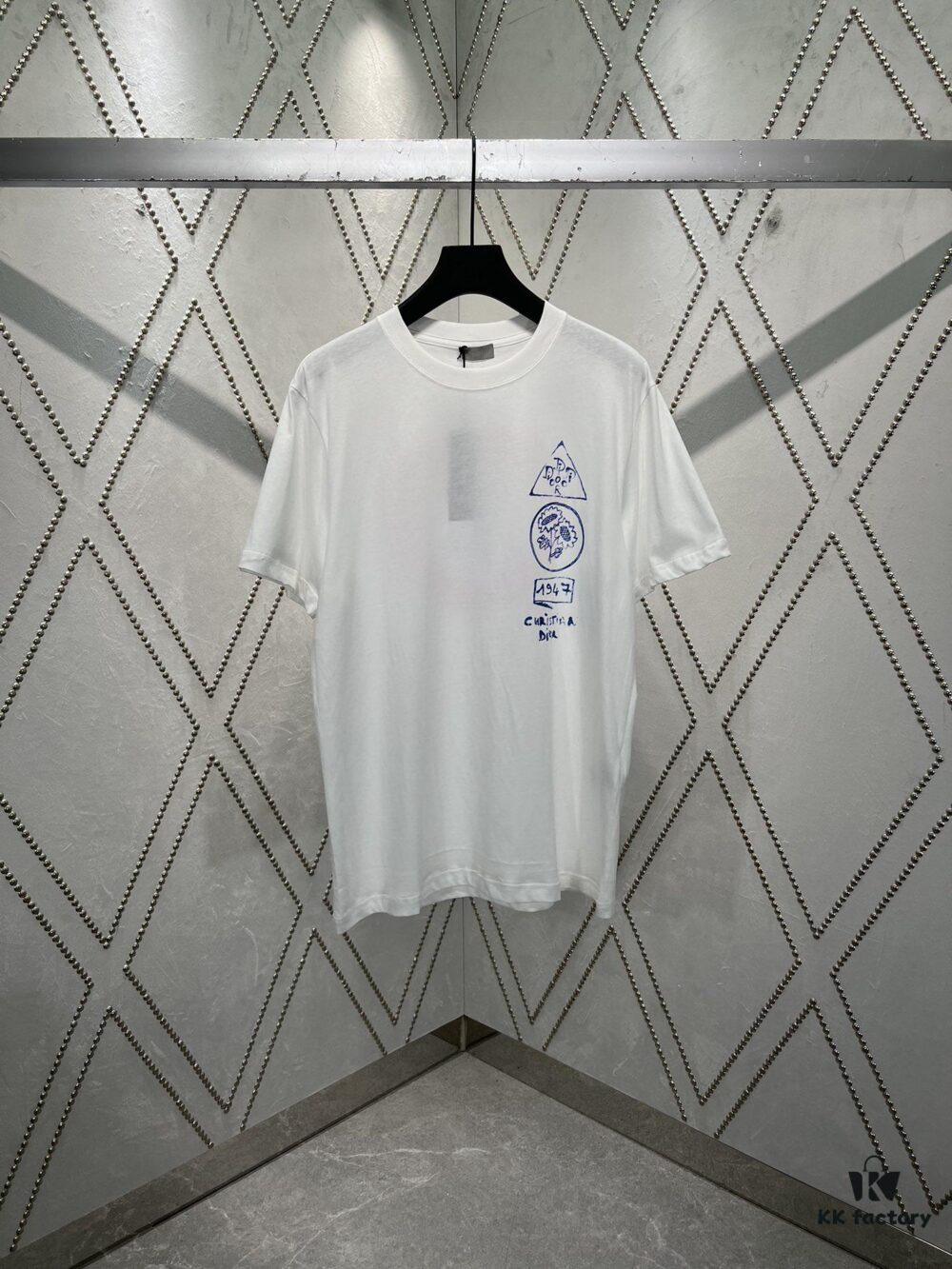Dior 25SS New Arrival T-Shirt Featuring Signature Motifs from the Dior and Hylton Nel Collaboration Collection This Season. Crafted from Premium White Cotton Jersey, This Classic Silhouette Boasts a Ribbed Round Neckline, with Striking Contrast Prints on Both Front and Back for Elevated Style. Designed with a Relaxed Fit, Perfectly Paired with Sweatpants or Jeans.