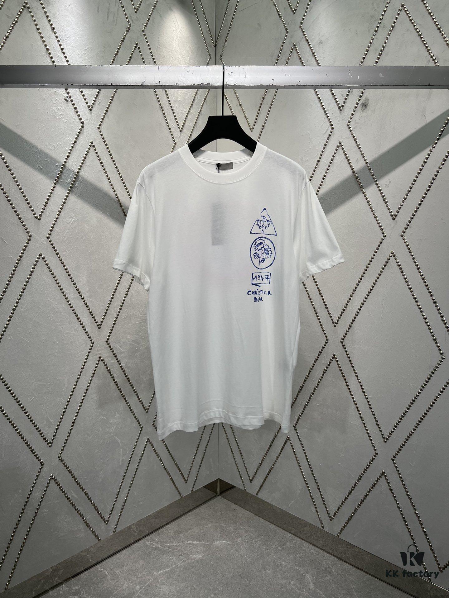 Dior 25SS New Arrival T-Shirt Featuring Signature Motifs from the Dior and Hylton Nel Collaboration Collection This Season. Crafted from Premium White Cotton Jersey, This Classic Silhouette Boasts a Ribbed Round Neckline, with Striking Contrast Prints on Both Front and Back for Elevated Style. Designed with a Relaxed Fit, Perfectly Paired with Sweatpants or Jeans.