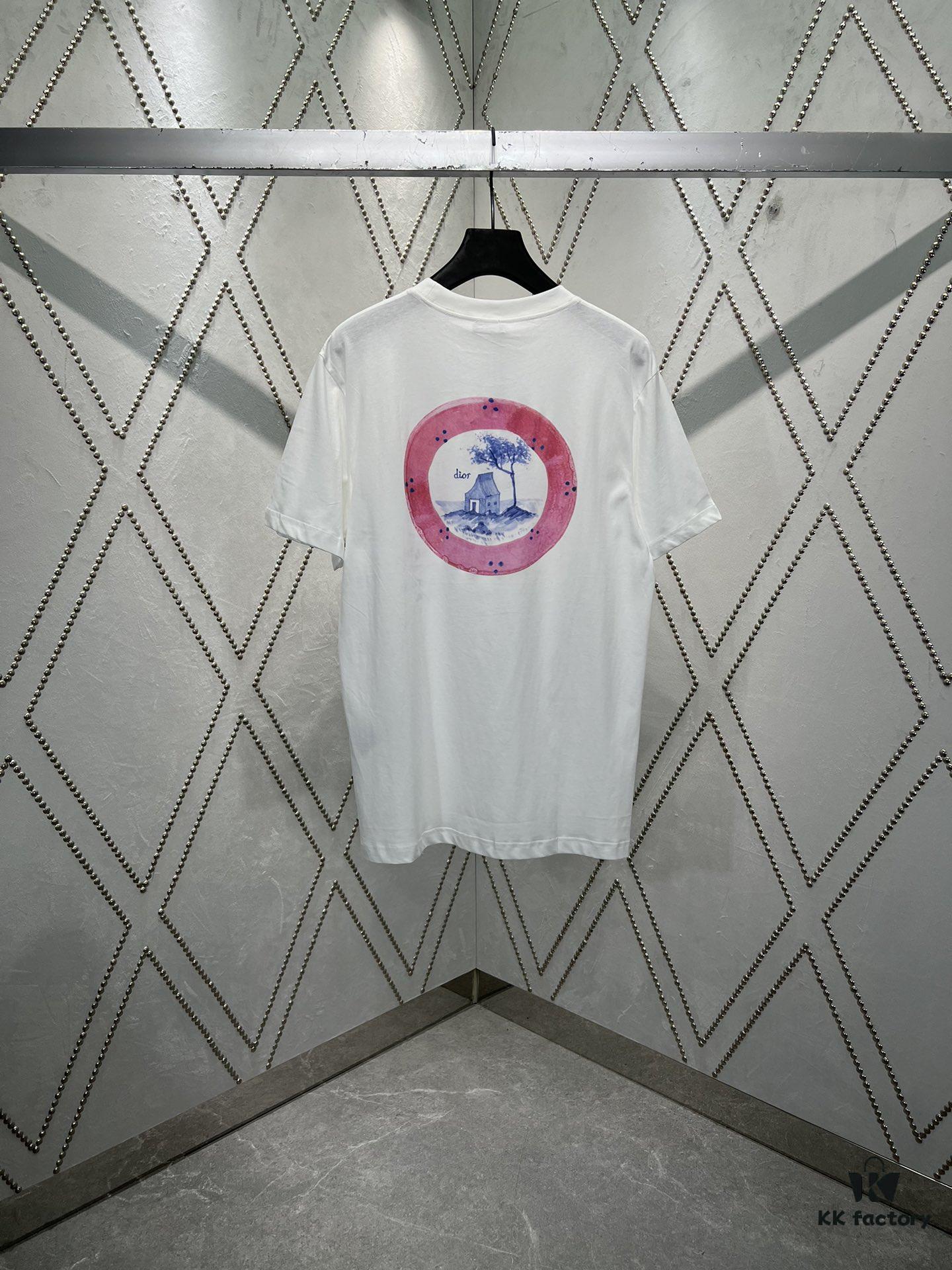 Dior 25SS New Arrival T-Shirt Featuring Signature Motifs from the Dior and Hylton Nel Collaboration Collection This Season. Crafted from Premium White Cotton Jersey, This Classic Silhouette Boasts a Ribbed Round Neckline, with Striking Contrast Prints on Both Front and Back for Elevated Style. Designed with a Relaxed Fit, Perfectly Paired with Sweatpants or Jeans.