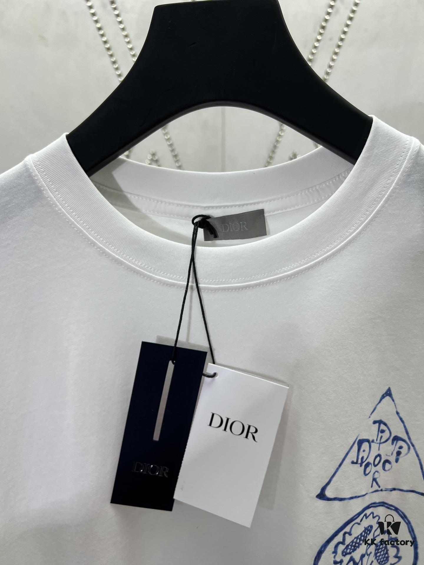Dior 25SS New Arrival T-Shirt Featuring Signature Motifs from the Dior and Hylton Nel Collaboration Collection This Season. Crafted from Premium White Cotton Jersey, This Classic Silhouette Boasts a Ribbed Round Neckline, with Striking Contrast Prints on Both Front and Back for Elevated Style. Designed with a Relaxed Fit, Perfectly Paired with Sweatpants or Jeans.