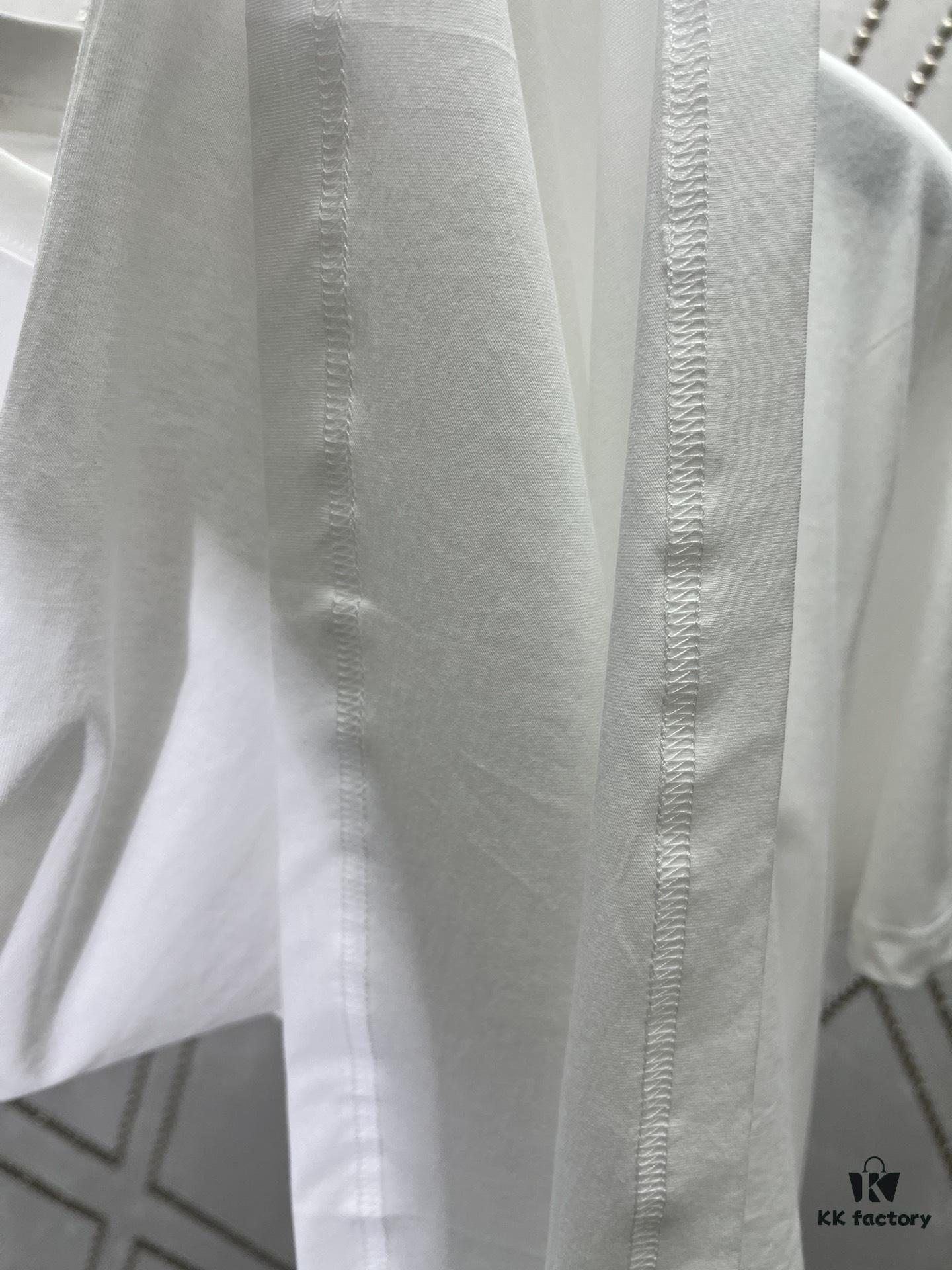 Dior 25SS New Arrival T-Shirt Featuring Signature Motifs from the Dior and Hylton Nel Collaboration Collection This Season. Crafted from Premium White Cotton Jersey, This Classic Silhouette Boasts a Ribbed Round Neckline, with Striking Contrast Prints on Both Front and Back for Elevated Style. Designed with a Relaxed Fit, Perfectly Paired with Sweatpants or Jeans.