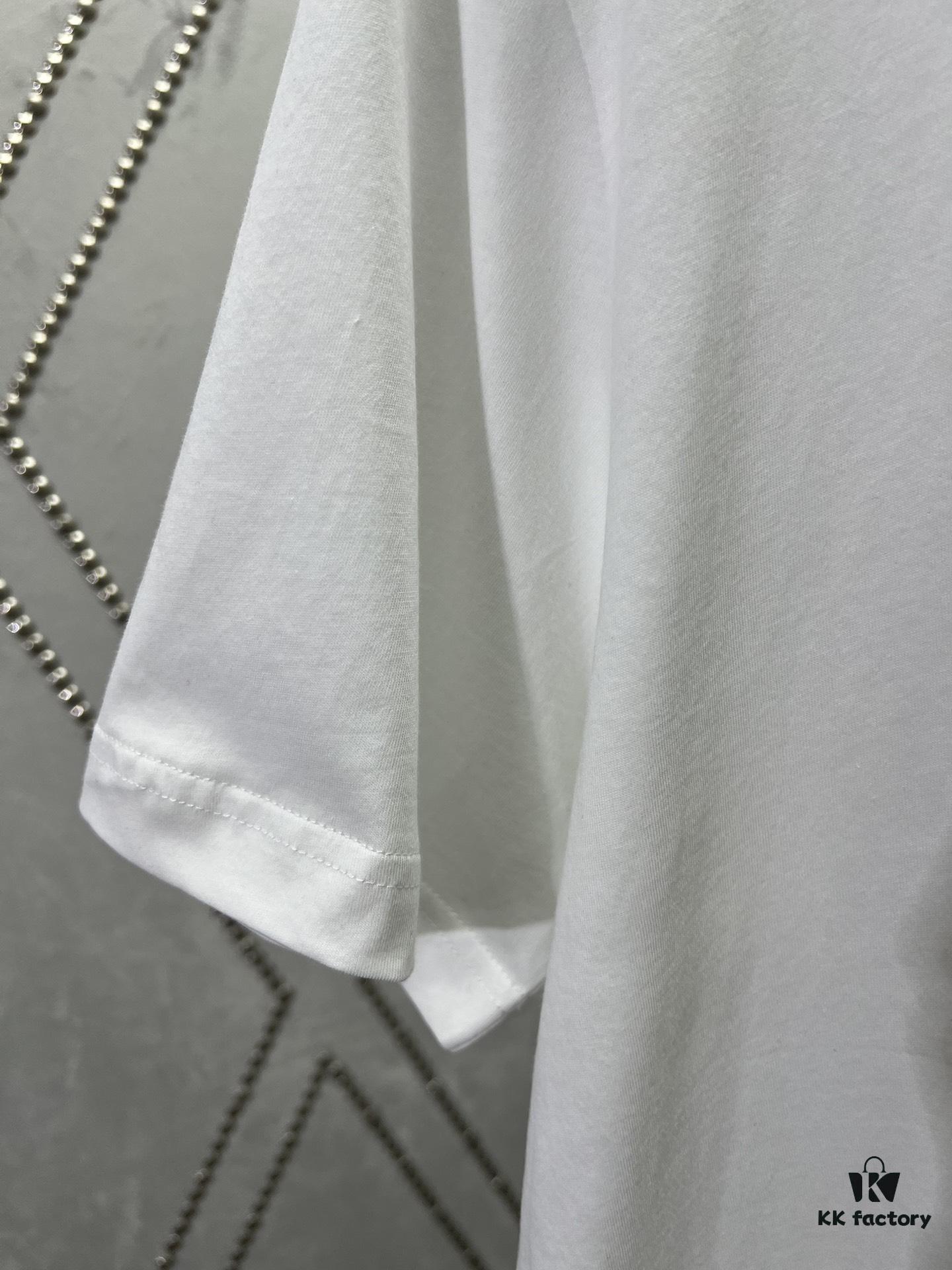 Dior 25SS New Arrival T-Shirt Featuring Signature Motifs from the Dior and Hylton Nel Collaboration Collection This Season. Crafted from Premium White Cotton Jersey, This Classic Silhouette Boasts a Ribbed Round Neckline, with Striking Contrast Prints on Both Front and Back for Elevated Style. Designed with a Relaxed Fit, Perfectly Paired with Sweatpants or Jeans.