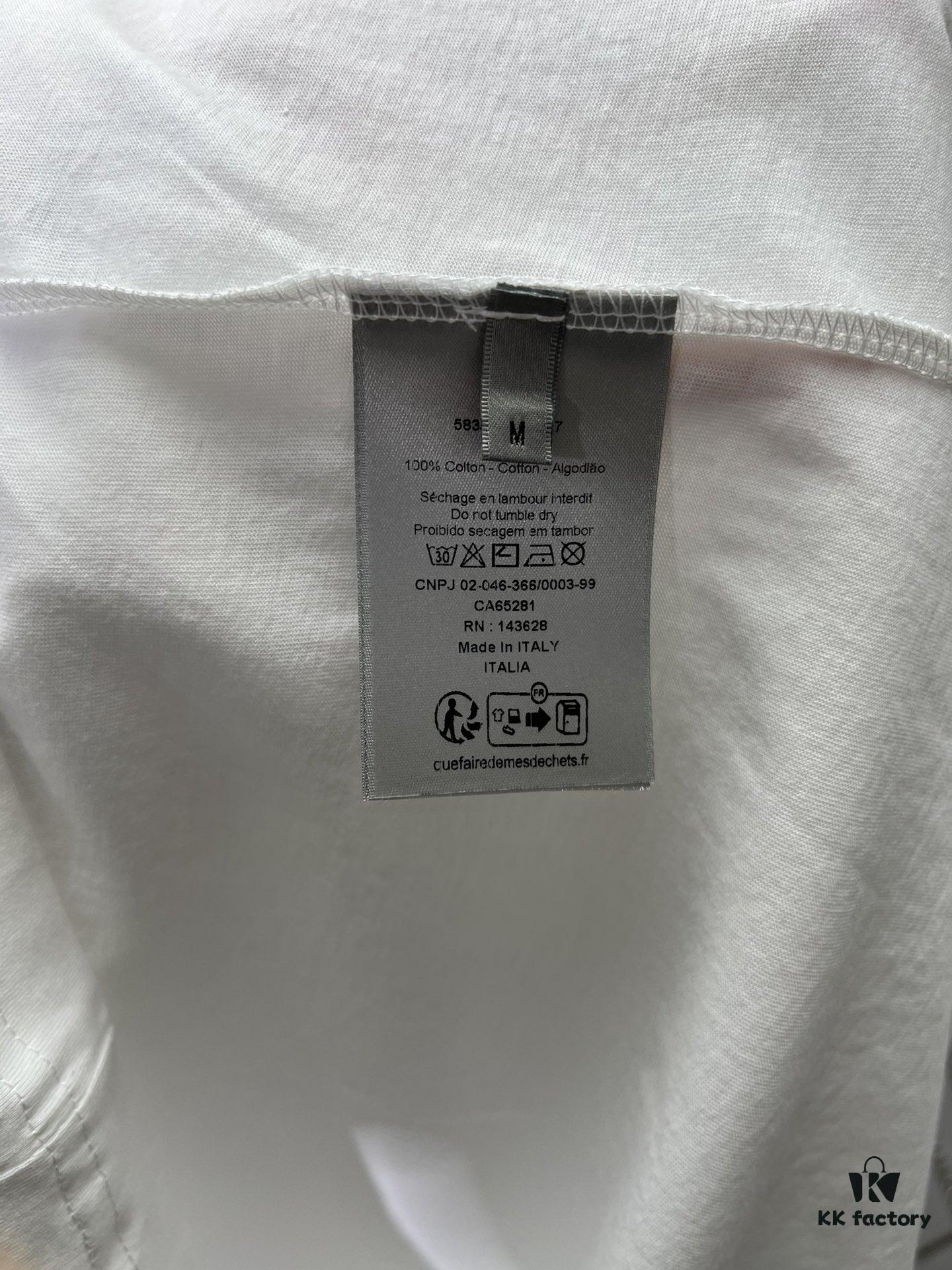 Dior 25SS New Arrival T-Shirt Featuring Signature Motifs from the Dior and Hylton Nel Collaboration Collection This Season. Crafted from Premium White Cotton Jersey, This Classic Silhouette Boasts a Ribbed Round Neckline, with Striking Contrast Prints on Both Front and Back for Elevated Style. Designed with a Relaxed Fit, Perfectly Paired with Sweatpants or Jeans.