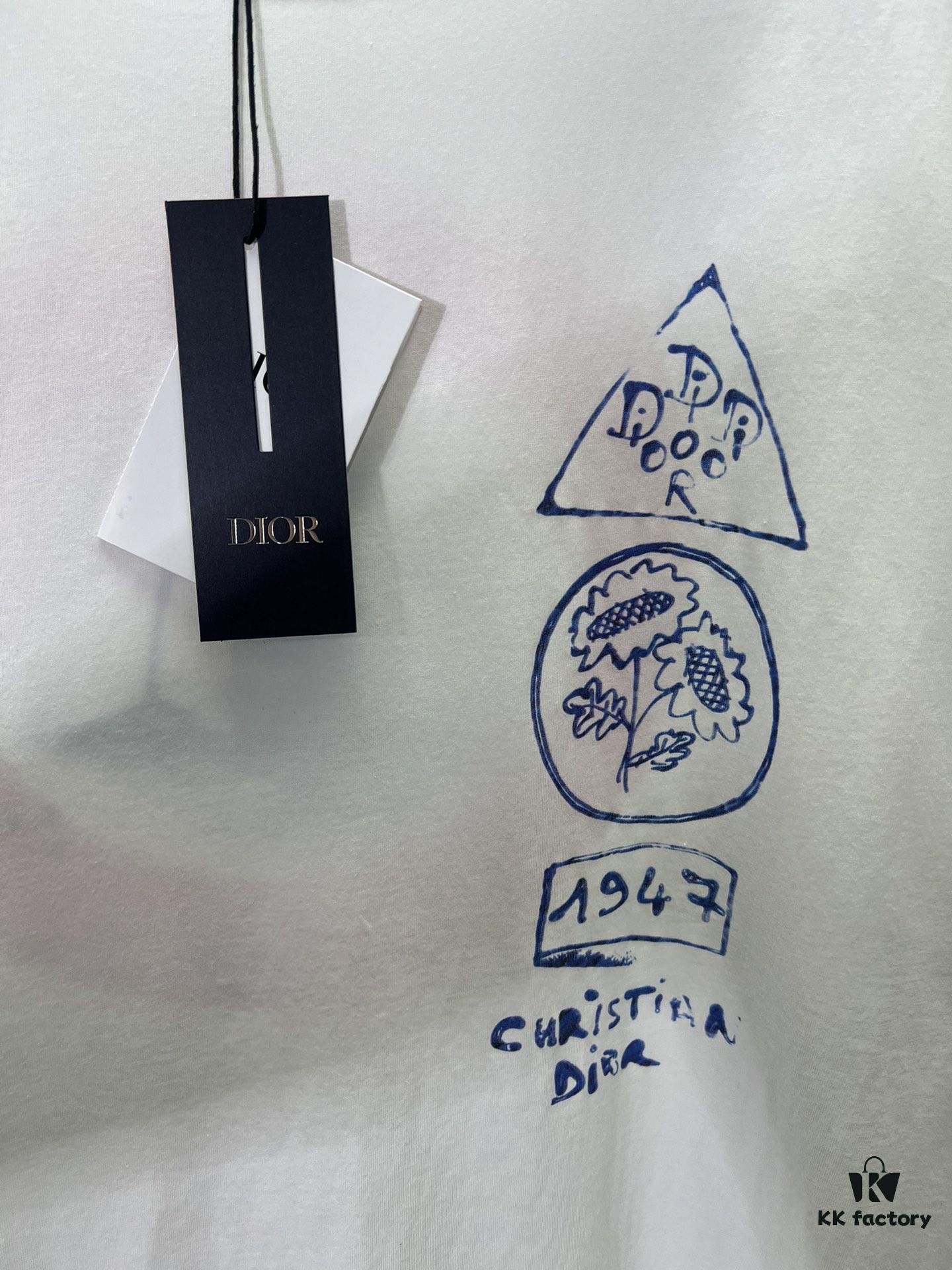 Dior 25SS New Arrival T-Shirt Featuring Signature Motifs from the Dior and Hylton Nel Collaboration Collection This Season. Crafted from Premium White Cotton Jersey, This Classic Silhouette Boasts a Ribbed Round Neckline, with Striking Contrast Prints on Both Front and Back for Elevated Style. Designed with a Relaxed Fit, Perfectly Paired with Sweatpants or Jeans.