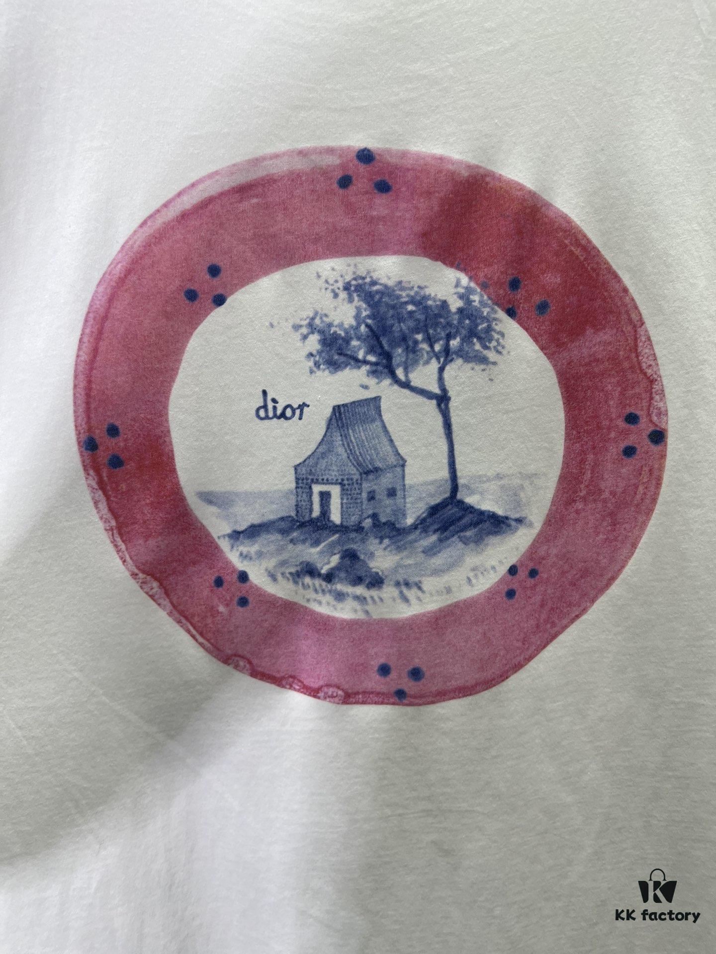 Dior 25SS New Arrival T-Shirt Featuring Signature Motifs from the Dior and Hylton Nel Collaboration Collection This Season. Crafted from Premium White Cotton Jersey, This Classic Silhouette Boasts a Ribbed Round Neckline, with Striking Contrast Prints on Both Front and Back for Elevated Style. Designed with a Relaxed Fit, Perfectly Paired with Sweatpants or Jeans.