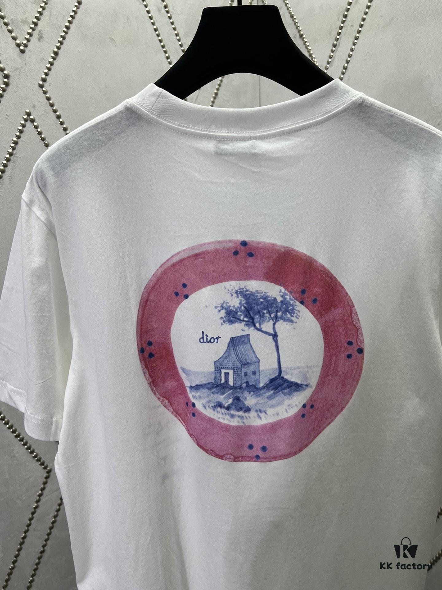 Dior 25SS New Arrival T-Shirt Featuring Signature Motifs from the Dior and Hylton Nel Collaboration Collection This Season. Crafted from Premium White Cotton Jersey, This Classic Silhouette Boasts a Ribbed Round Neckline, with Striking Contrast Prints on Both Front and Back for Elevated Style. Designed with a Relaxed Fit, Perfectly Paired with Sweatpants or Jeans.