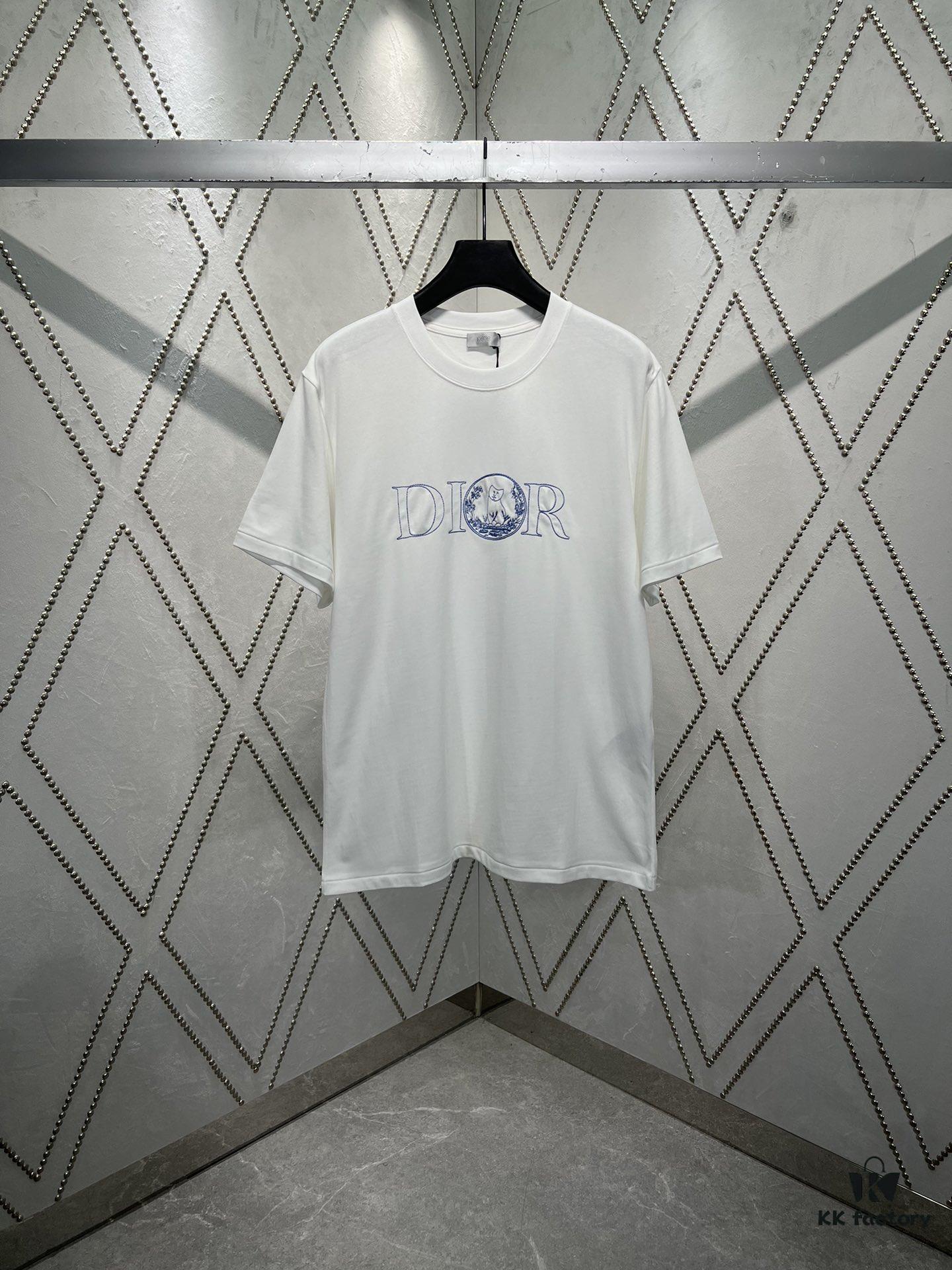 Dior 25ss New Arrival T-Shirt Featuring Signature Motif from the Dior and Hylton Nel Collaboration Collection This Season. Crafted from Premium White Cotton Jersey, This Classic Silhouette Boasts a Ribbed Round Neckline and Embroidered Detailing on the Chest for Elevated Style. Designed with a Relaxed Fit, Perfectly Paired with Sweatpants or Jeans.