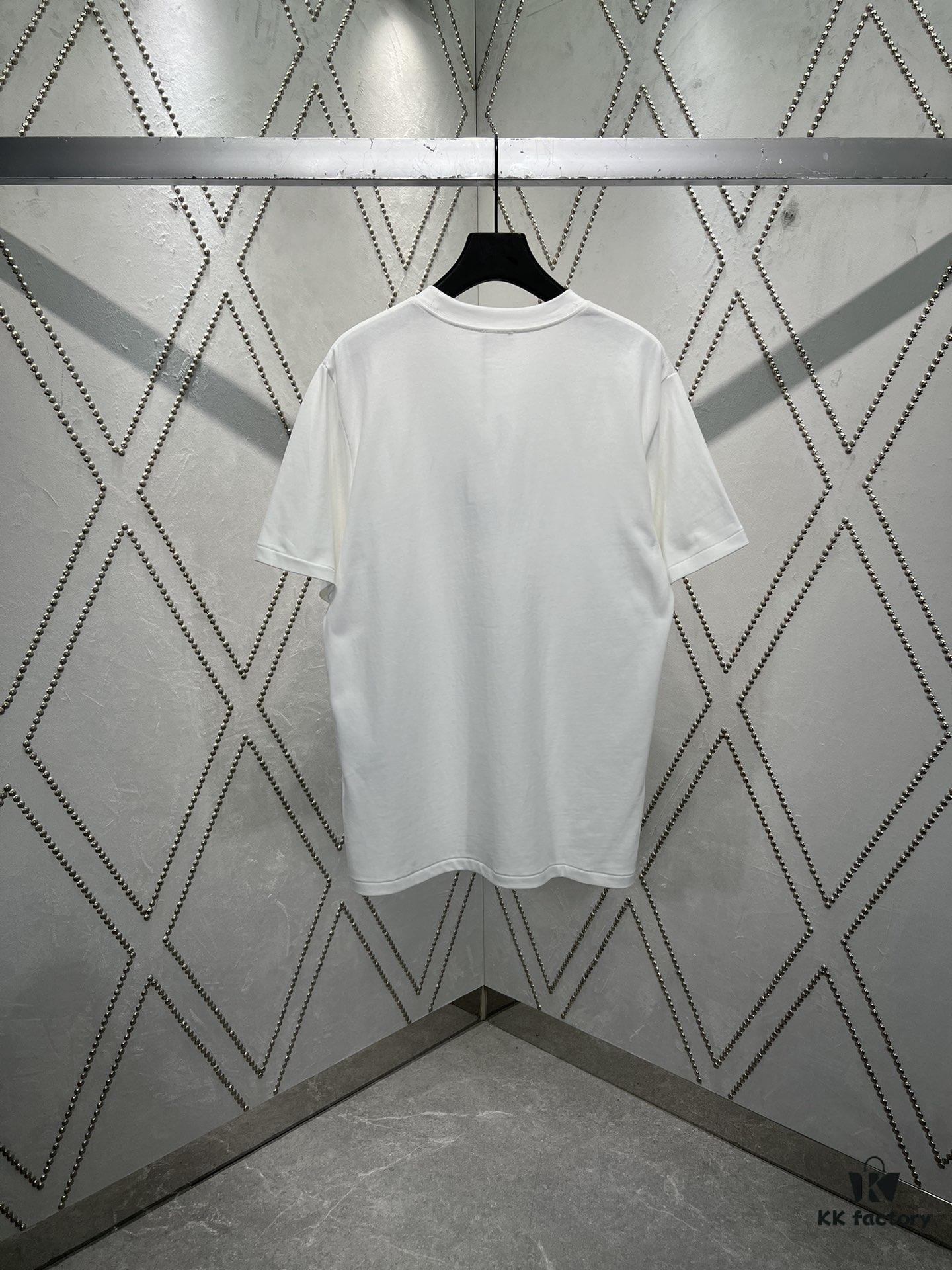 Dior 25ss New Arrival T-Shirt Featuring Signature Motif from the Dior and Hylton Nel Collaboration Collection This Season. Crafted from Premium White Cotton Jersey, This Classic Silhouette Boasts a Ribbed Round Neckline and Embroidered Detailing on the Chest for Elevated Style. Designed with a Relaxed Fit, Perfectly Paired with Sweatpants or Jeans.