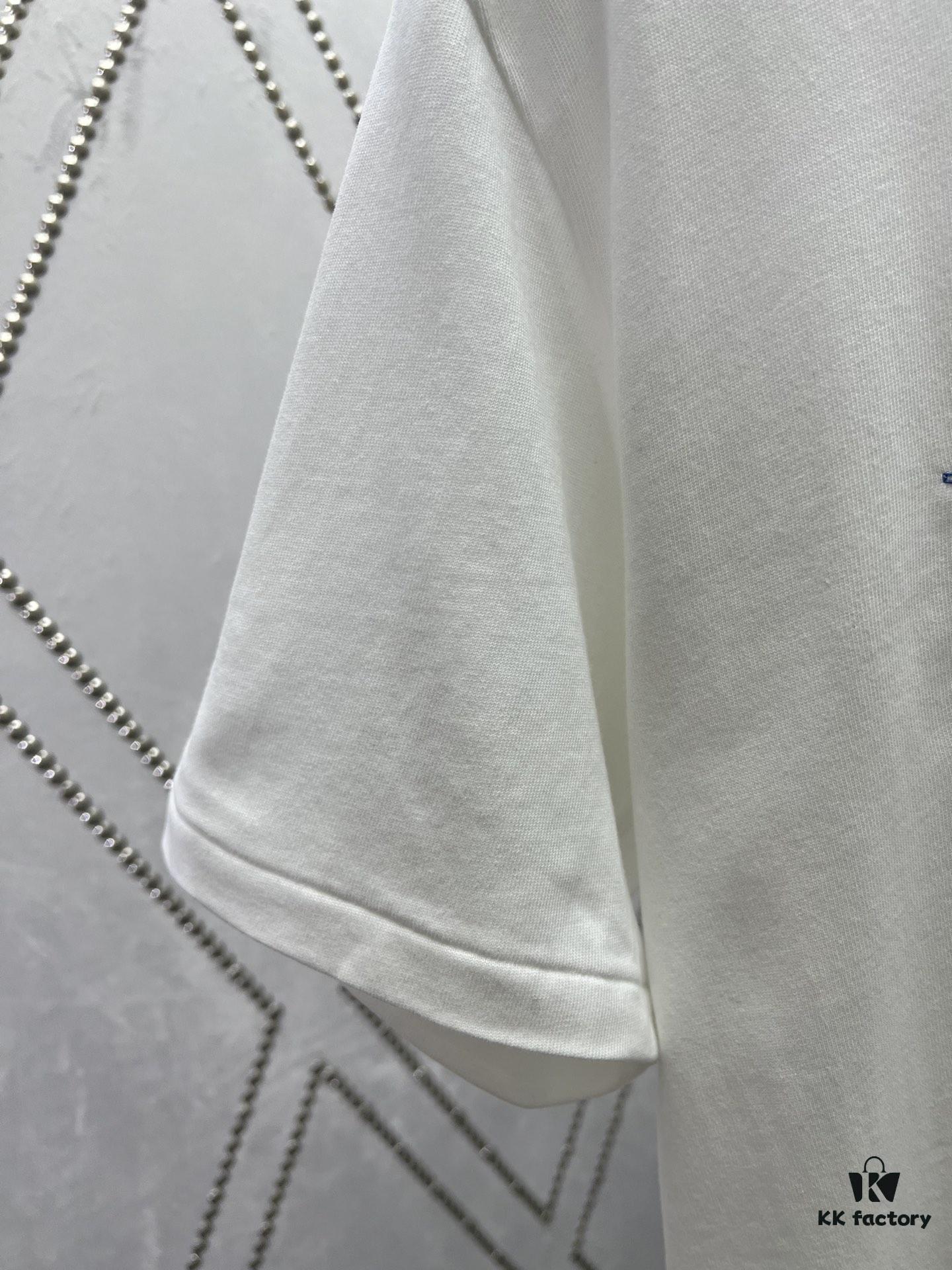 Dior 25ss New Arrival T-Shirt Featuring Signature Motif from the Dior and Hylton Nel Collaboration Collection This Season. Crafted from Premium White Cotton Jersey, This Classic Silhouette Boasts a Ribbed Round Neckline and Embroidered Detailing on the Chest for Elevated Style. Designed with a Relaxed Fit, Perfectly Paired with Sweatpants or Jeans.