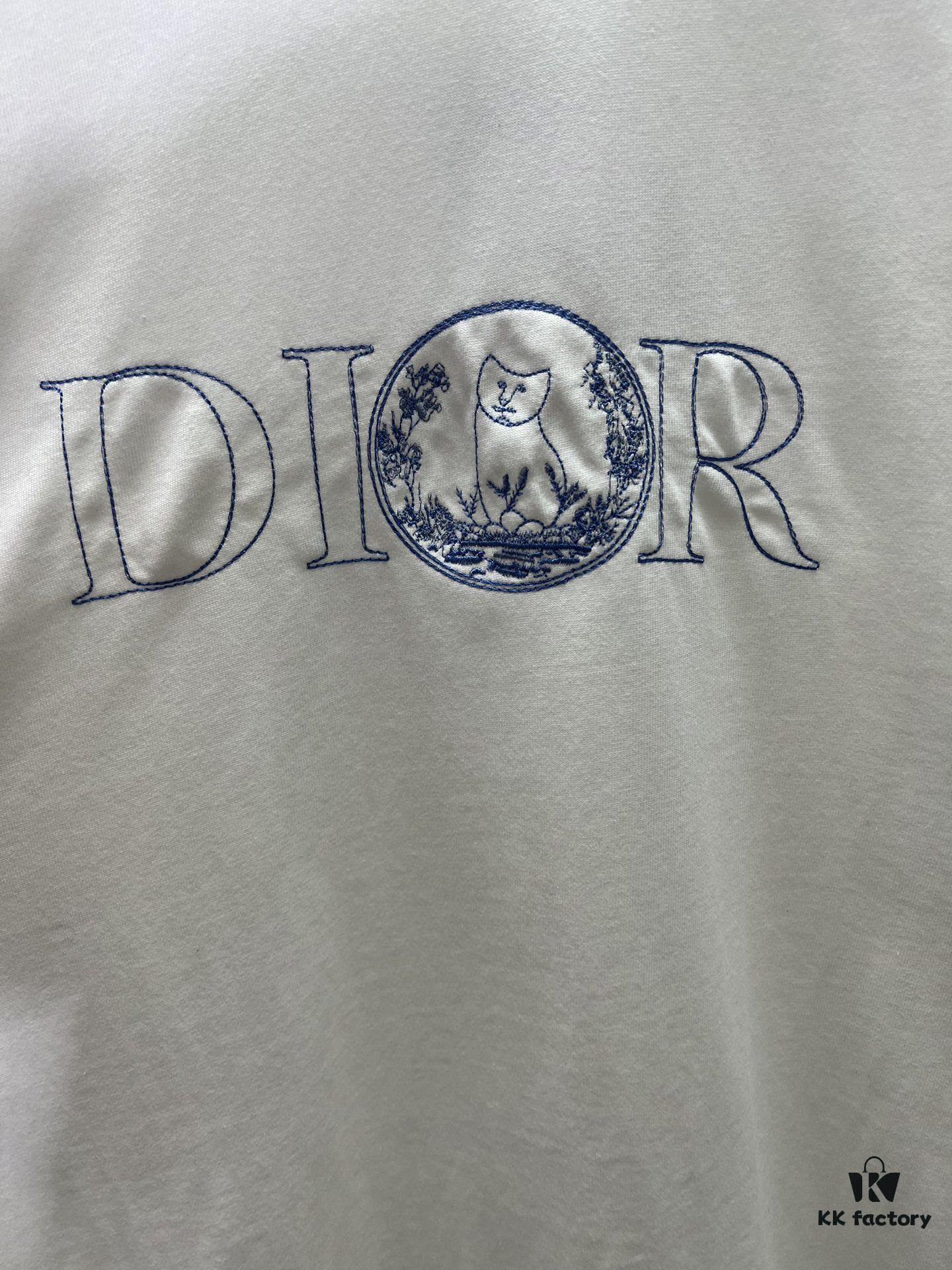 Dior 25ss New Arrival T-Shirt Featuring Signature Motif from the Dior and Hylton Nel Collaboration Collection This Season. Crafted from Premium White Cotton Jersey, This Classic Silhouette Boasts a Ribbed Round Neckline and Embroidered Detailing on the Chest for Elevated Style. Designed with a Relaxed Fit, Perfectly Paired with Sweatpants or Jeans.
