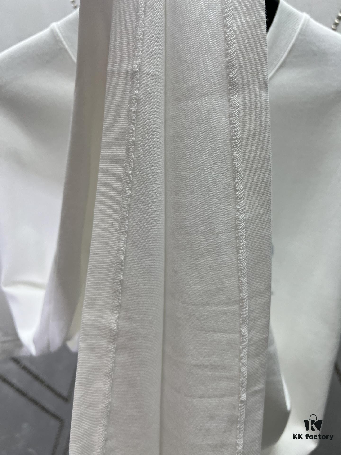 Dior 25ss New Arrival T-Shirt Featuring Signature Motif from the Dior and Hylton Nel Collaboration Collection This Season. Crafted from Premium White Cotton Jersey, This Classic Silhouette Boasts a Ribbed Round Neckline and Embroidered Detailing on the Chest for Elevated Style. Designed with a Relaxed Fit, Perfectly Paired with Sweatpants or Jeans.