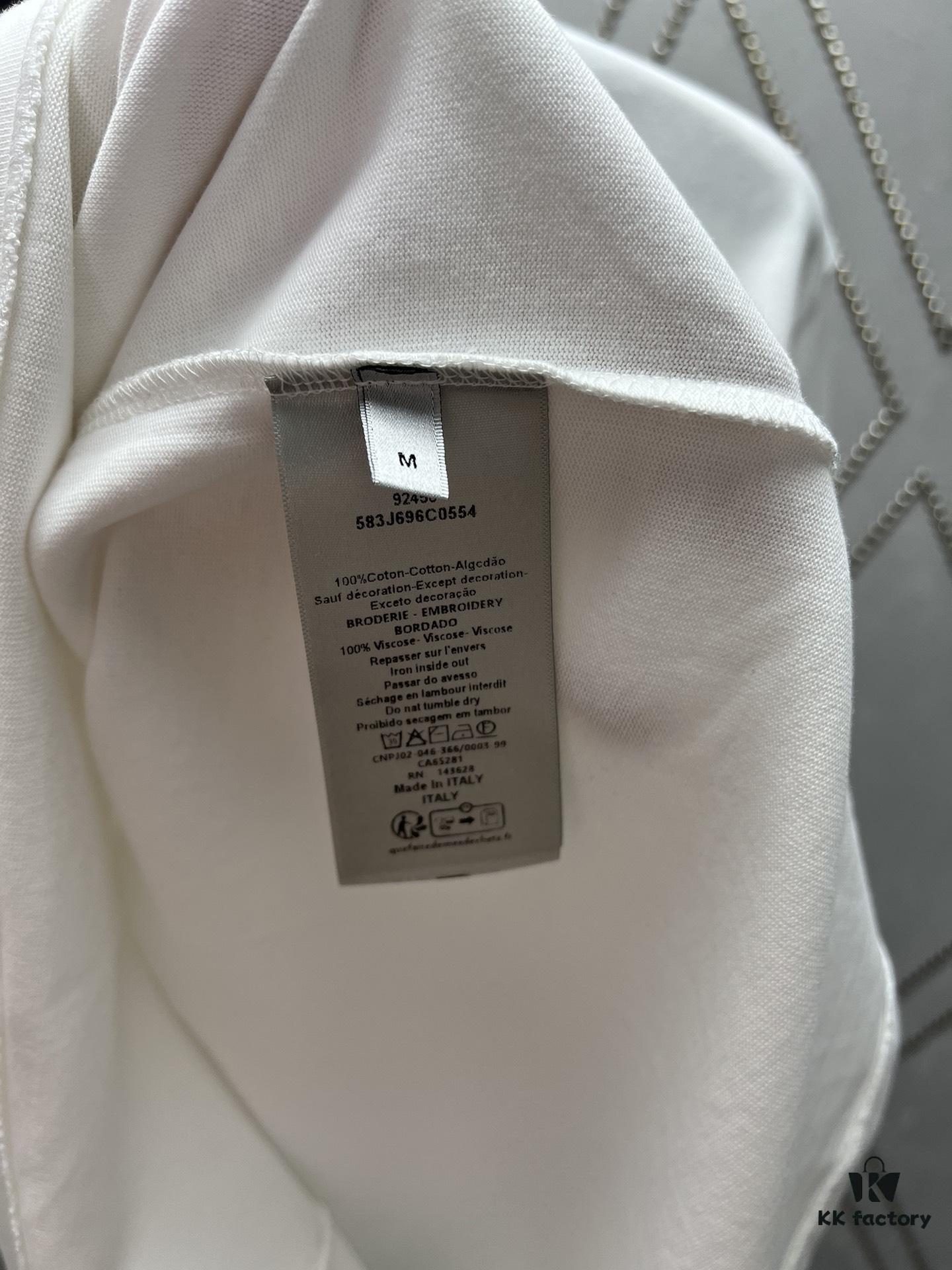 Dior 25ss New Arrival T-Shirt Featuring Signature Motif from the Dior and Hylton Nel Collaboration Collection This Season. Crafted from Premium White Cotton Jersey, This Classic Silhouette Boasts a Ribbed Round Neckline and Embroidered Detailing on the Chest for Elevated Style. Designed with a Relaxed Fit, Perfectly Paired with Sweatpants or Jeans.