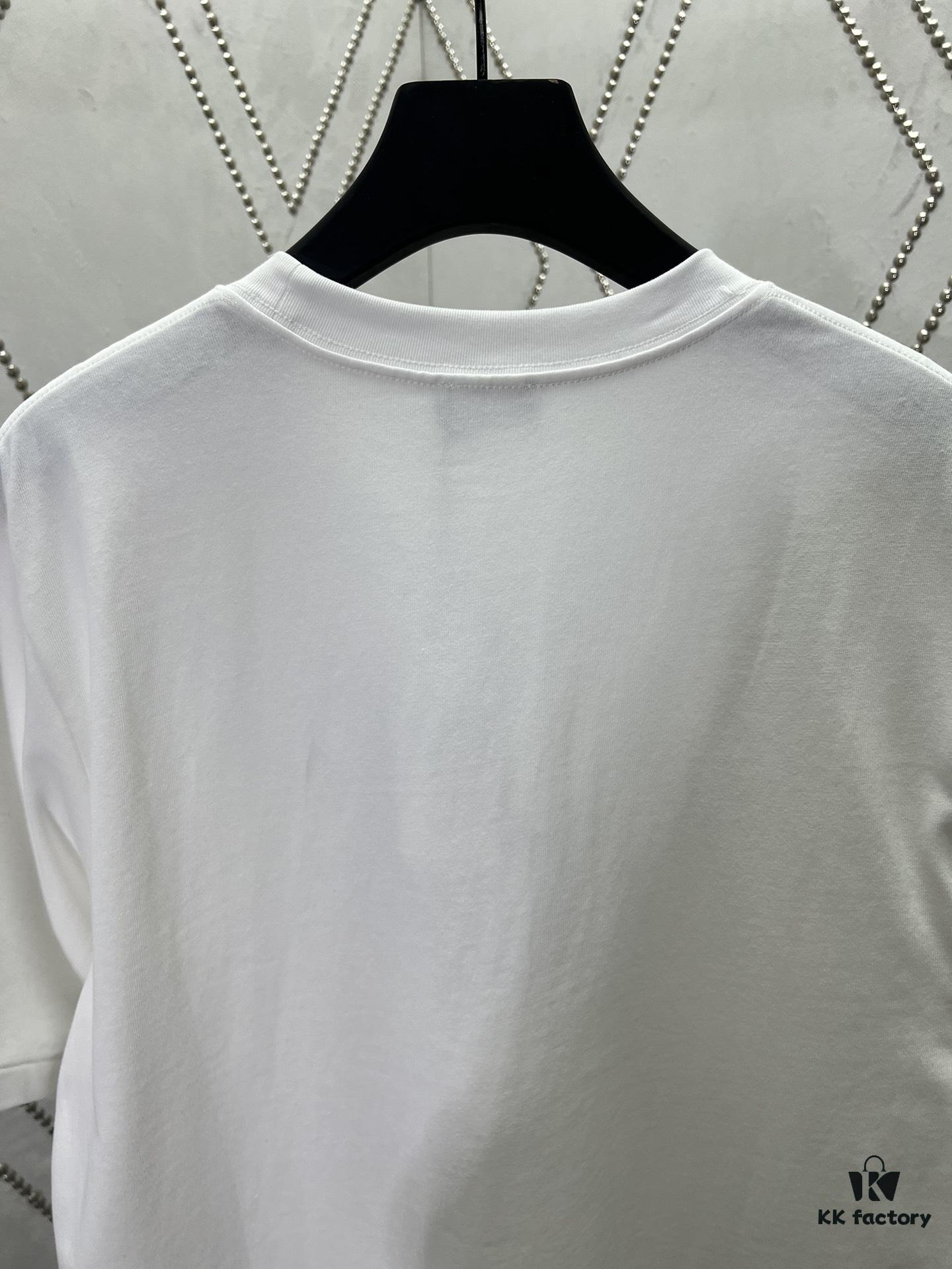 Dior 25ss New Arrival T-Shirt Featuring Signature Motif from the Dior and Hylton Nel Collaboration Collection This Season. Crafted from Premium White Cotton Jersey, This Classic Silhouette Boasts a Ribbed Round Neckline and Embroidered Detailing on the Chest for Elevated Style. Designed with a Relaxed Fit, Perfectly Paired with Sweatpants or Jeans.