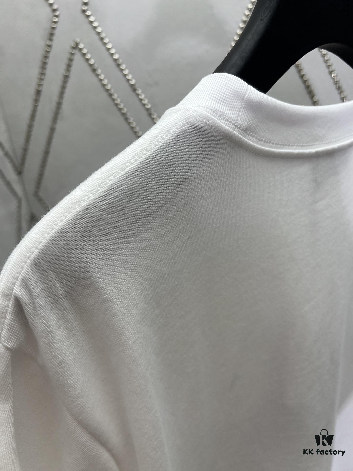 Dior 25ss New Arrival T-Shirt Featuring Signature Motif from the Dior and Hylton Nel Collaboration Collection This Season. Crafted from Premium White Cotton Jersey, This Classic Silhouette Boasts a Ribbed Round Neckline and Embroidered Detailing on the Chest for Elevated Style. Designed with a Relaxed Fit, Perfectly Paired with Sweatpants or Jeans.