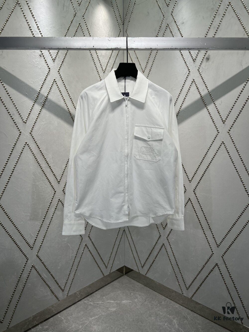 Dior 25SS New Arrival Zip Shirt Featuring the Dior For My Real Friends Logo from the DIOR AND HYLTON NEL Collaboration Collection, Crafted in White Cotton Twill with a Full Metal Zip Closure and Buttoned Flap Pocket at the Chest, Stylish Design for a Refined Modern Casual Look