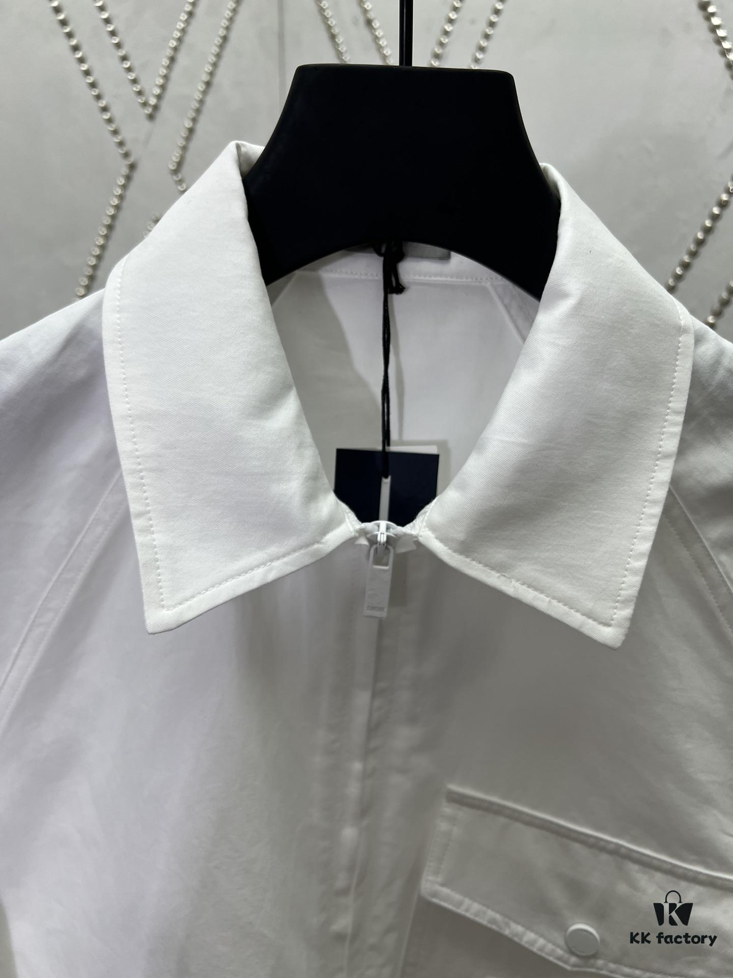 Dior 25SS New Arrival Zip Shirt Featuring the Dior For My Real Friends Logo from the DIOR AND HYLTON NEL Collaboration Collection, Crafted in White Cotton Twill with a Full Metal Zip Closure and Buttoned Flap Pocket at the Chest, Stylish Design for a Refined Modern Casual Look