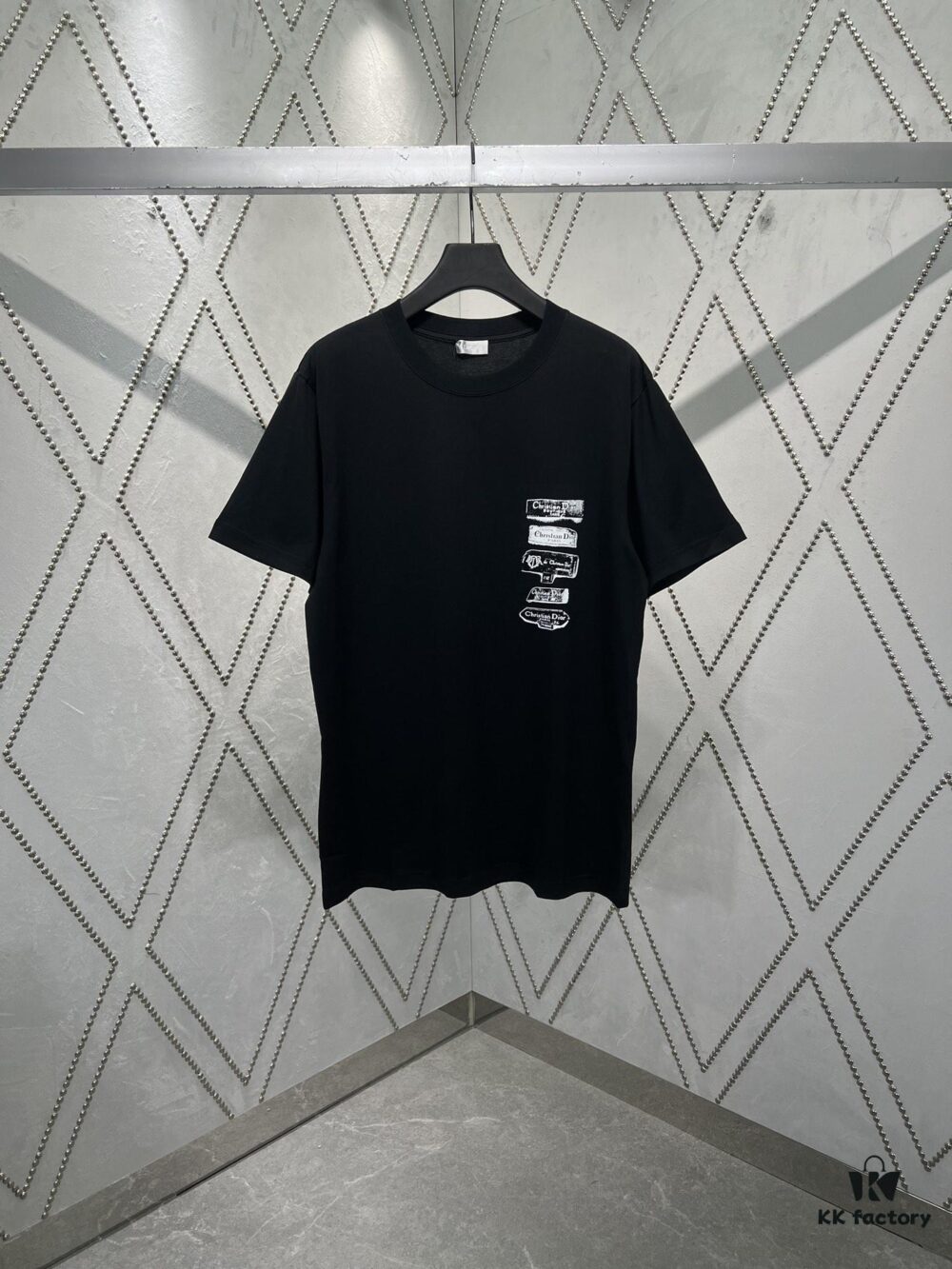 Dior 25SS New Arrival T-Shirt Featuring Dior Archives Labels in 3D Embossed Design, Made from Black Cotton Poplin Knit, Relaxed Fit with Flocked Logo on Chest, Unisex Style Ideal for Pairing with Wide-Leg Shorts