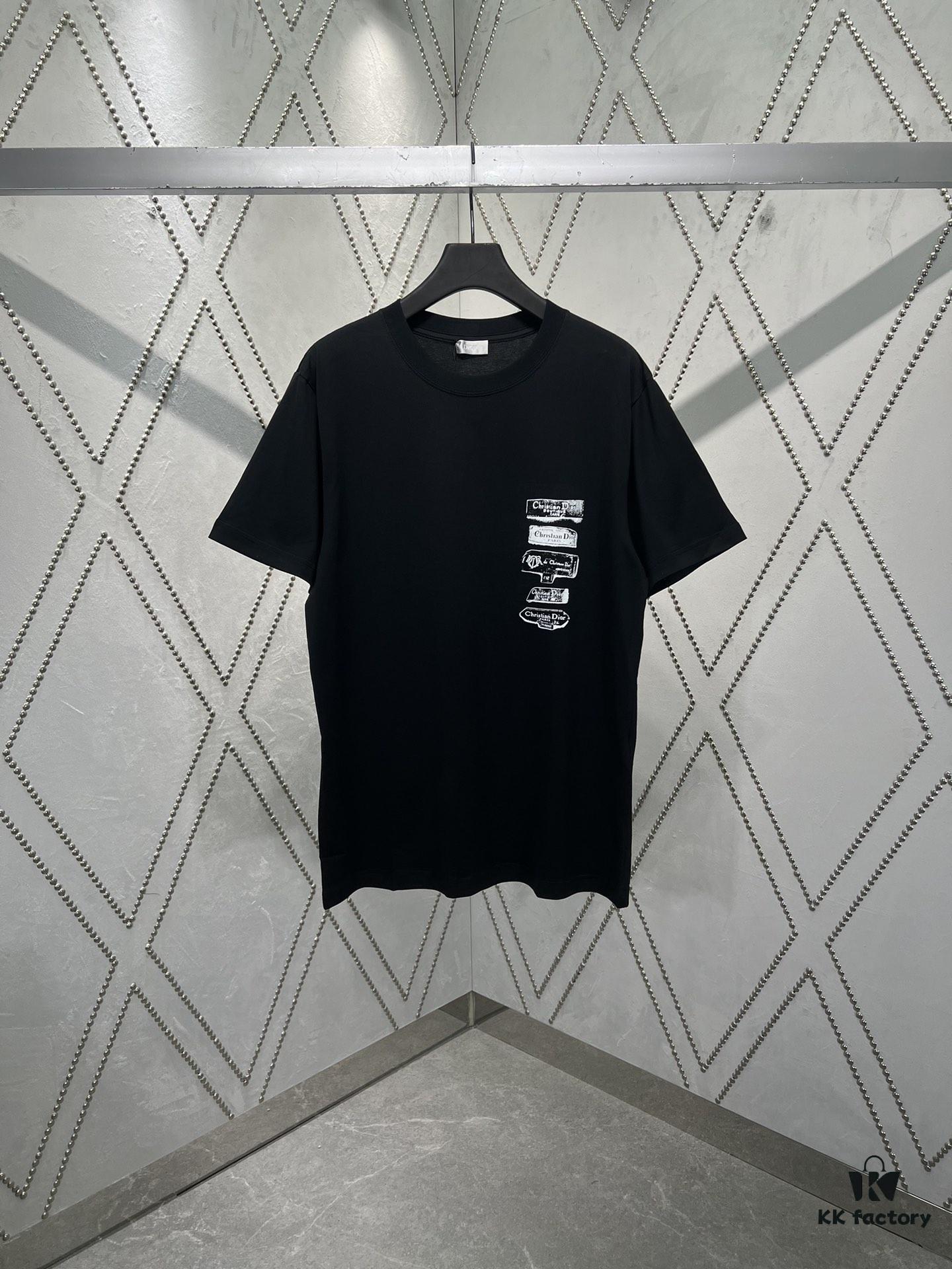 Dior 25SS New Arrival T-Shirt Featuring Dior Archives Labels in 3D Embossed Design, Made from Black Cotton Poplin Knit, Relaxed Fit with Flocked Logo on Chest, Unisex Style Ideal for Pairing with Wide-Leg Shorts