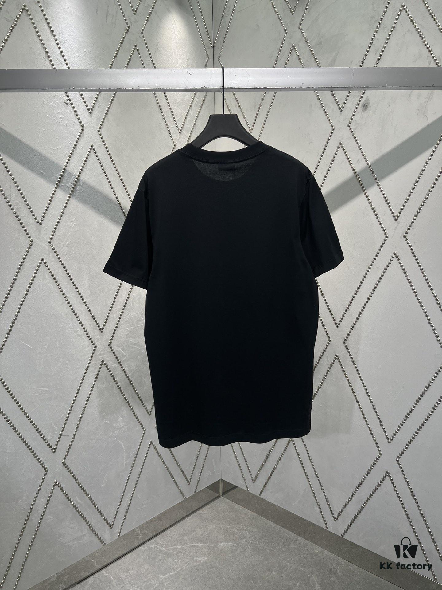 Dior 25SS New Arrival T-Shirt Featuring Dior Archives Labels in 3D Embossed Design, Made from Black Cotton Poplin Knit, Relaxed Fit with Flocked Logo on Chest, Unisex Style Ideal for Pairing with Wide-Leg Shorts