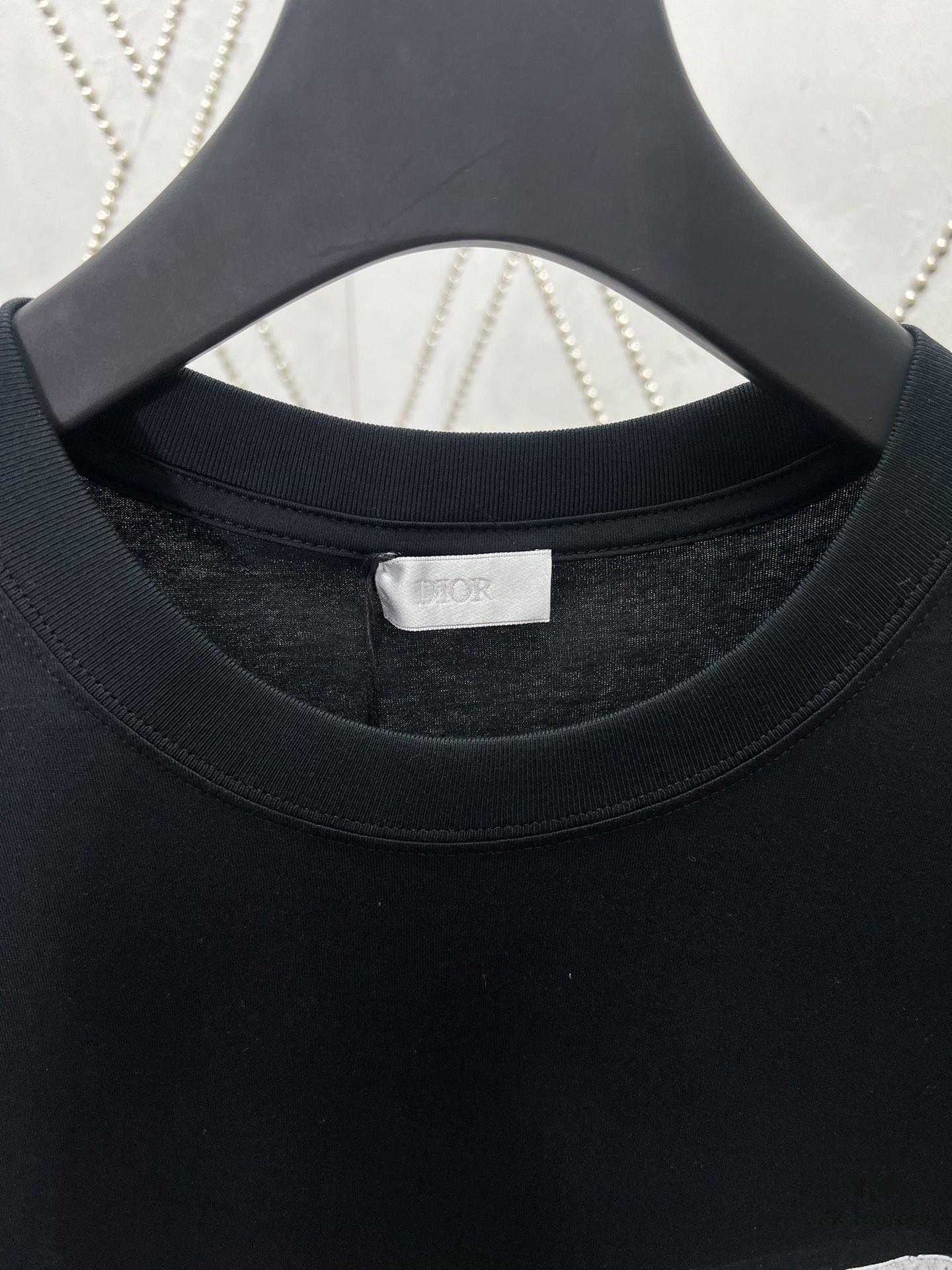 Dior 25SS New Arrival T-Shirt Featuring Dior Archives Labels in 3D Embossed Design, Made from Black Cotton Poplin Knit, Relaxed Fit with Flocked Logo on Chest, Unisex Style Ideal for Pairing with Wide-Leg Shorts
