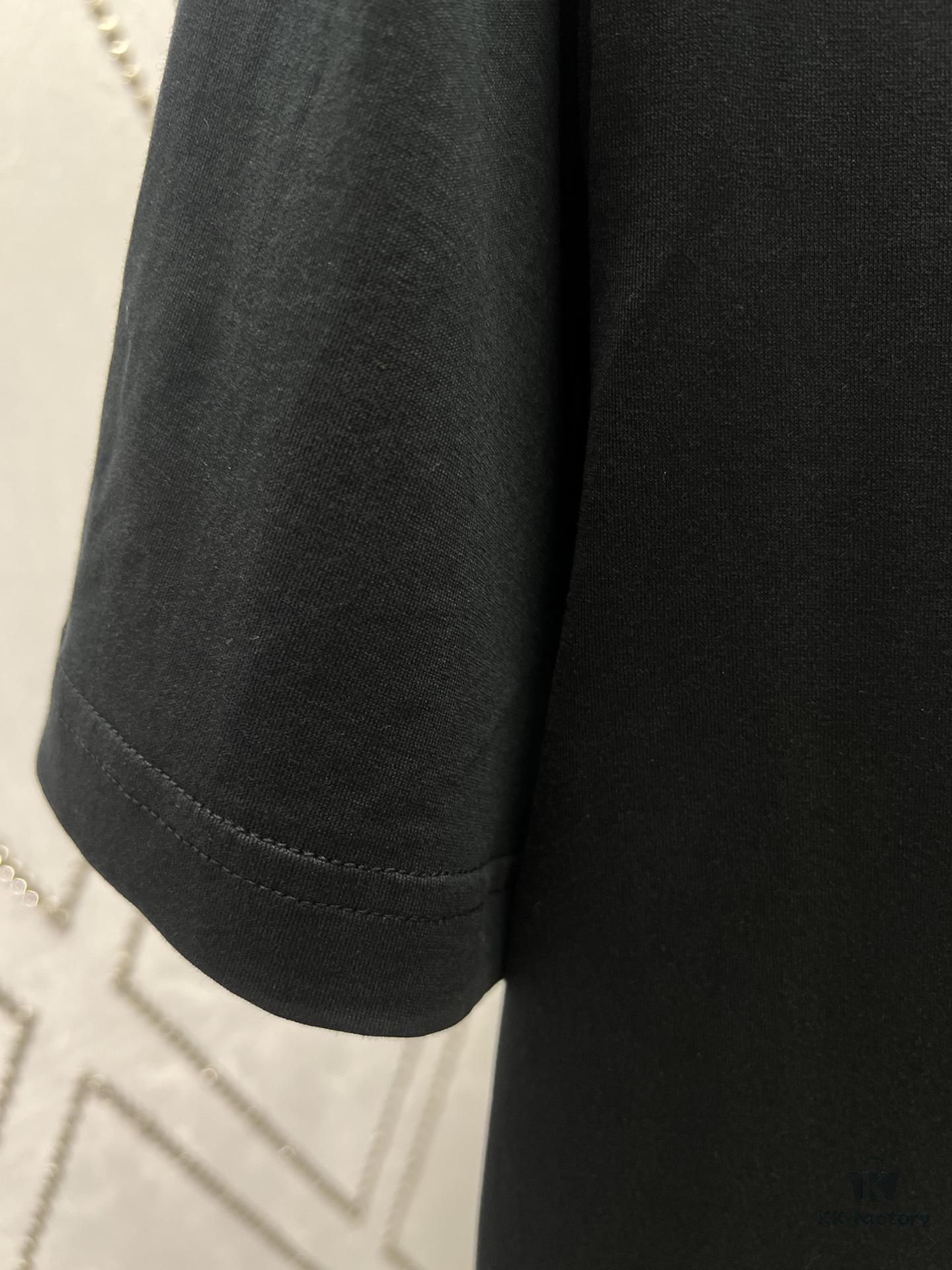 Dior 25SS New Arrival T-Shirt Featuring Dior Archives Labels in 3D Embossed Design, Made from Black Cotton Poplin Knit, Relaxed Fit with Flocked Logo on Chest, Unisex Style Ideal for Pairing with Wide-Leg Shorts