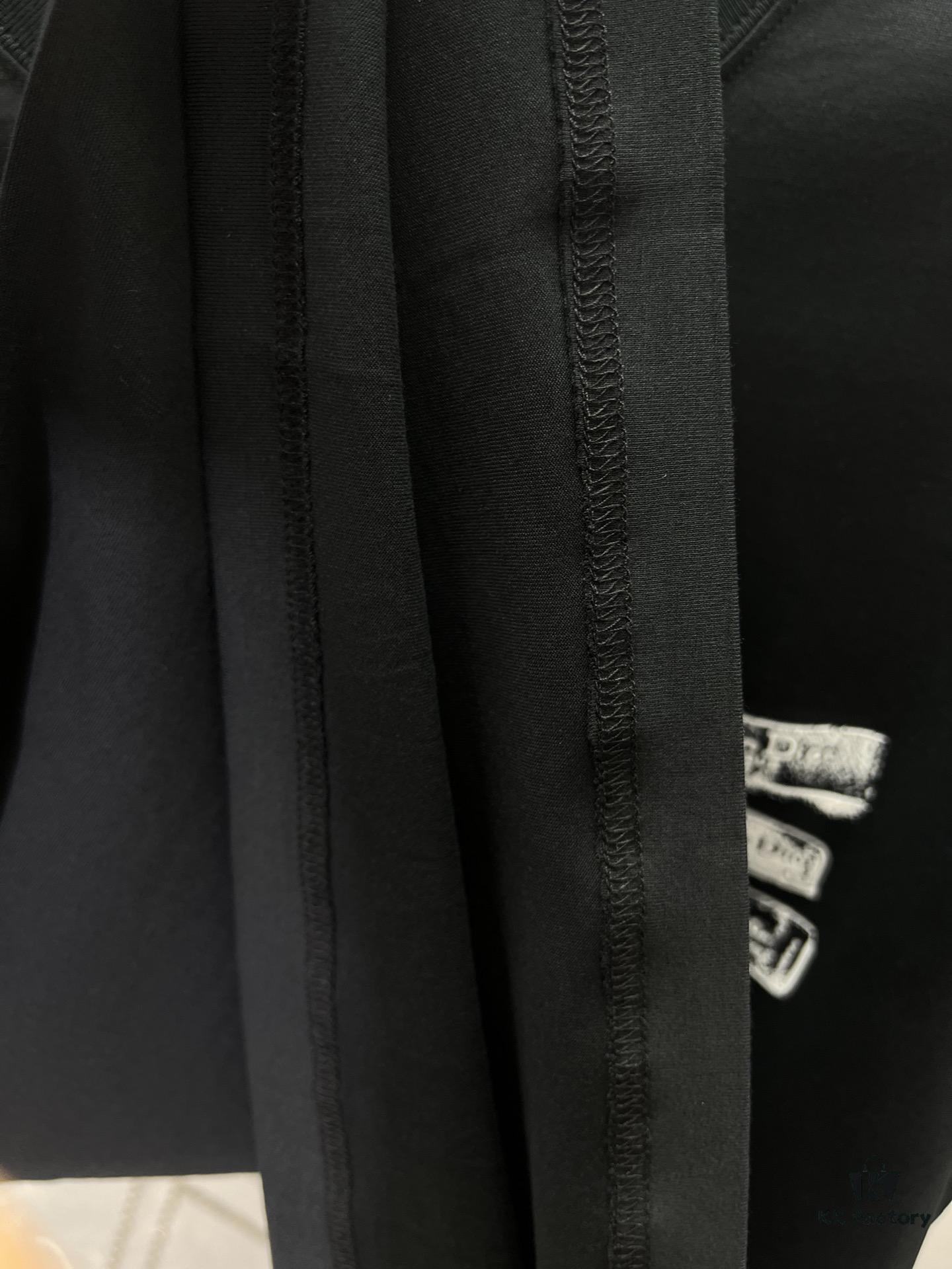 Dior 25SS New Arrival T-Shirt Featuring Dior Archives Labels in 3D Embossed Design, Made from Black Cotton Poplin Knit, Relaxed Fit with Flocked Logo on Chest, Unisex Style Ideal for Pairing with Wide-Leg Shorts