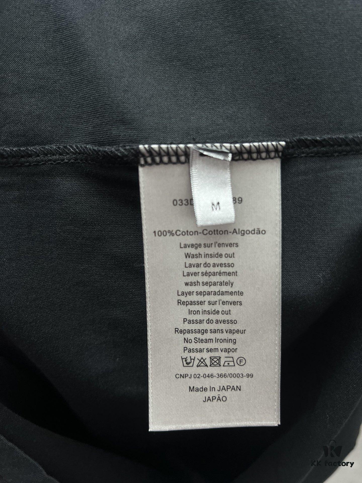 Dior 25SS New Arrival T-Shirt Featuring Dior Archives Labels in 3D Embossed Design, Made from Black Cotton Poplin Knit, Relaxed Fit with Flocked Logo on Chest, Unisex Style Ideal for Pairing with Wide-Leg Shorts