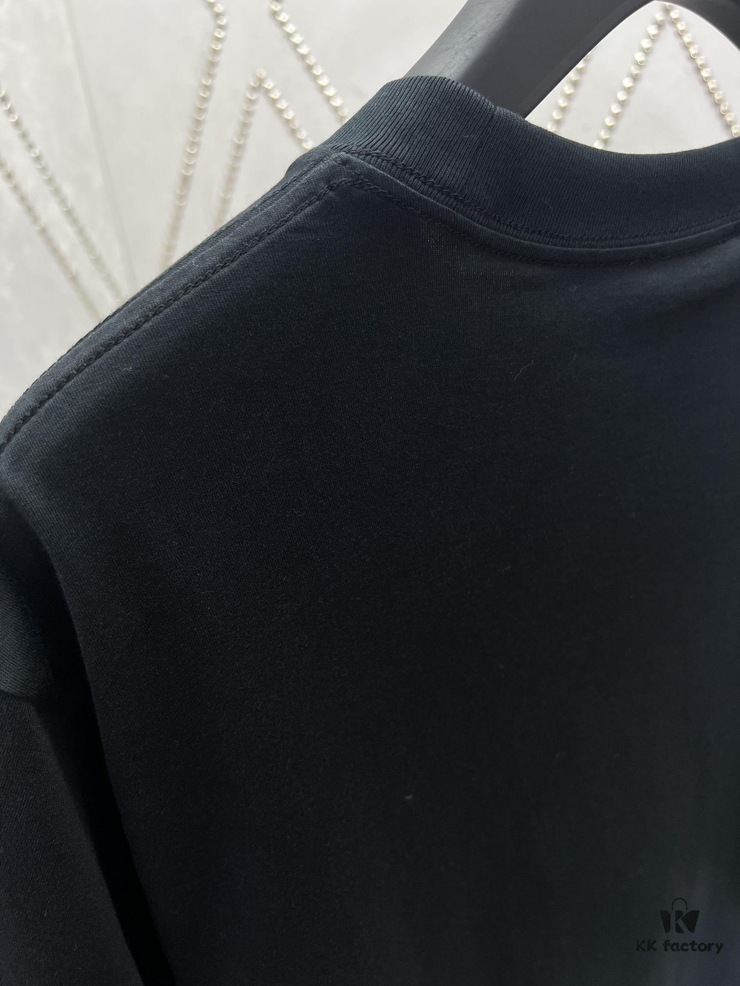 Dior 25SS New Arrival T-Shirt Featuring Dior Archives Labels in 3D Embossed Design, Made from Black Cotton Poplin Knit, Relaxed Fit with Flocked Logo on Chest, Unisex Style Ideal for Pairing with Wide-Leg Shorts