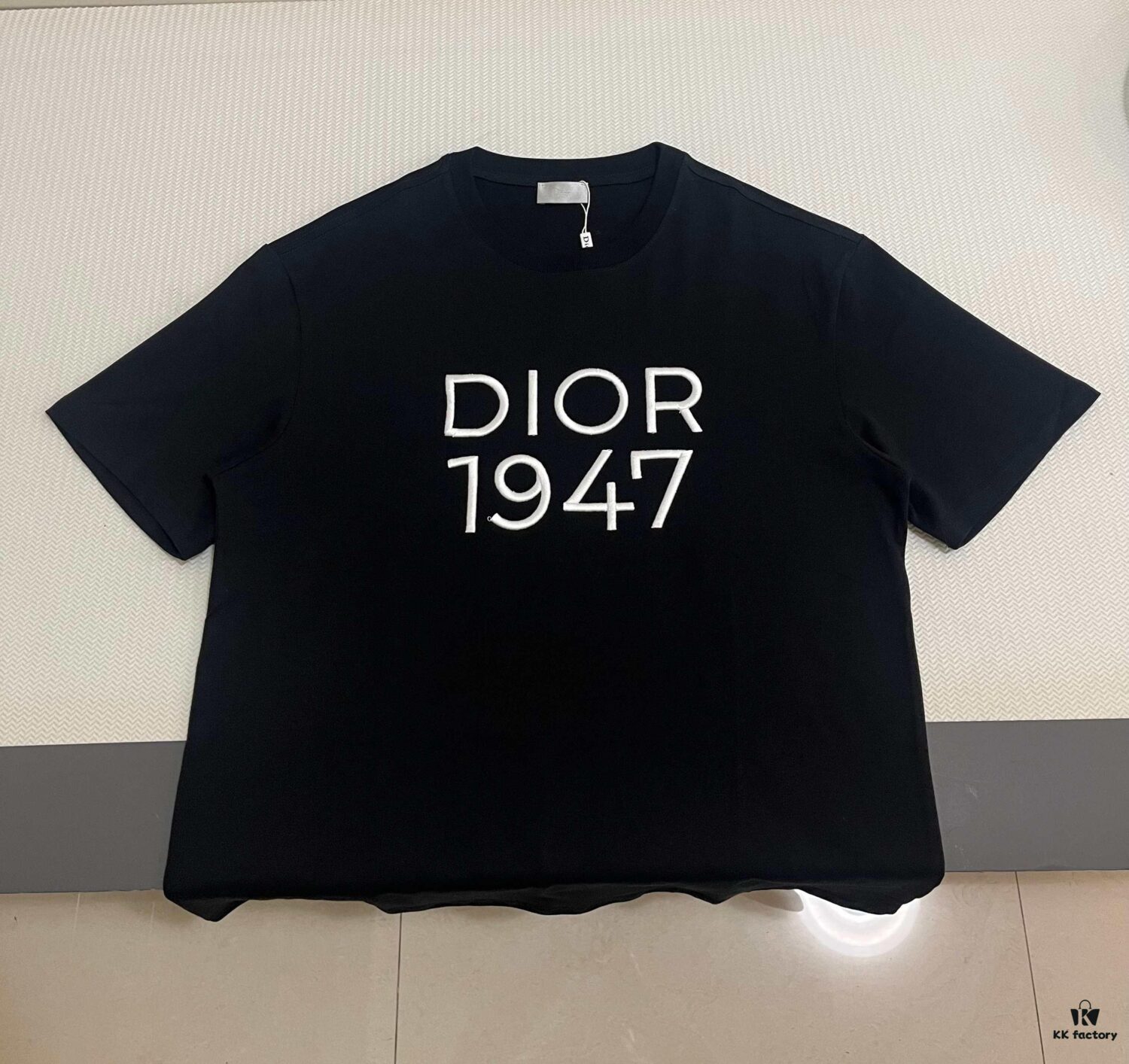 DIOR Dior Embroidered Round Neck Short Sleeve T-Shirt, 280g Double-Layer Pure Cotton Fabric, Exquisite Thousands-of-Needle Embroidery on Chest, Soft and Comfortable Fit, Premium Three-Label Version, Unisex Design