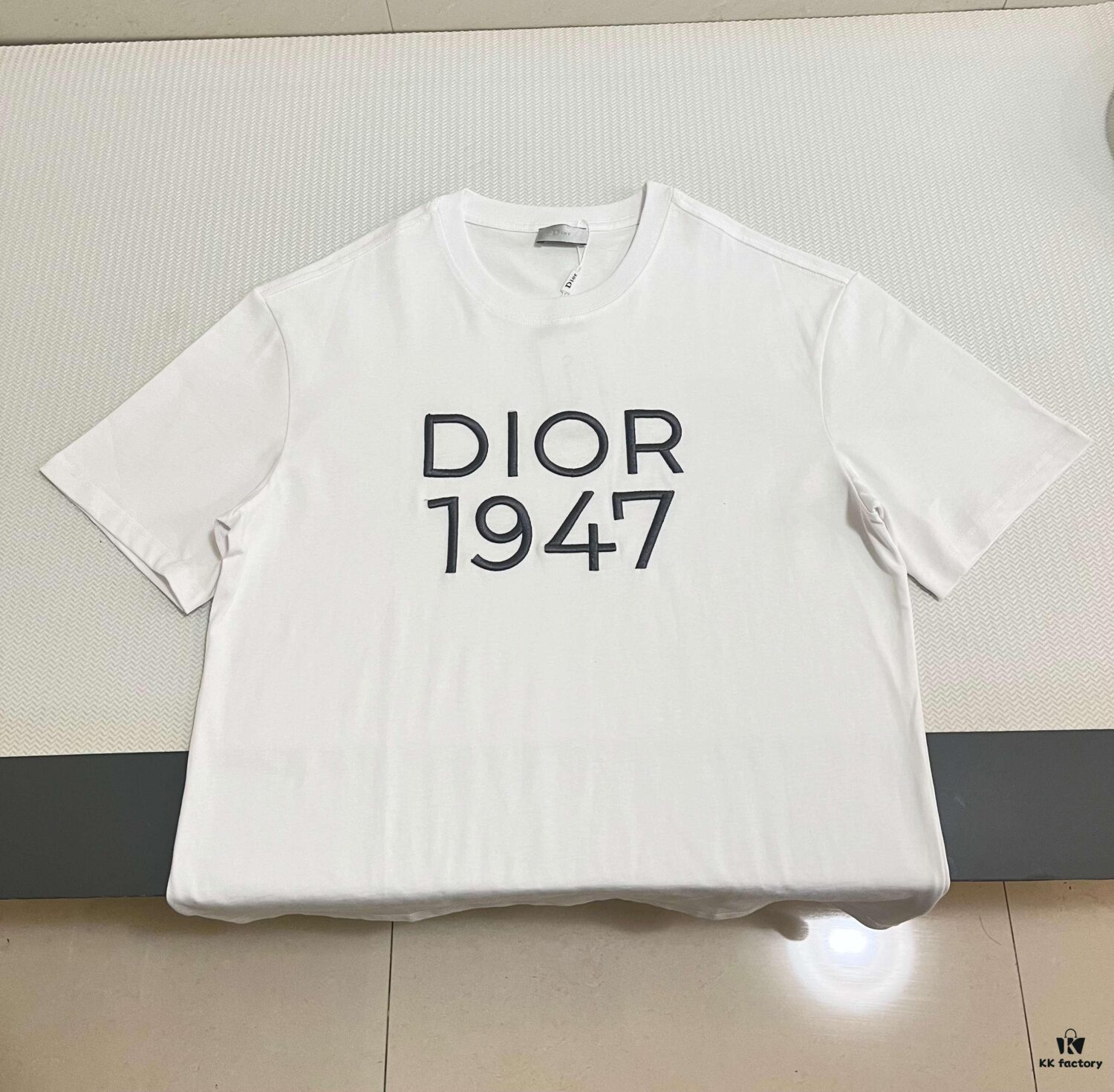 DIOR Dior Embroidered Round Neck Short Sleeve T-Shirt, 280g Double-Layer Pure Cotton Fabric, Exquisite Thousands-of-Needle Embroidery on Chest, Soft and Comfortable Fit, Premium Three-Label Version, Unisex Design